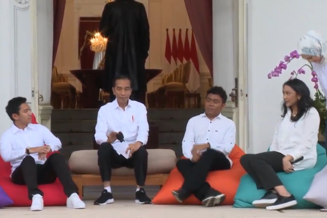 Presiden Joko Widodo saat memperkenalkan staf khusus milenial