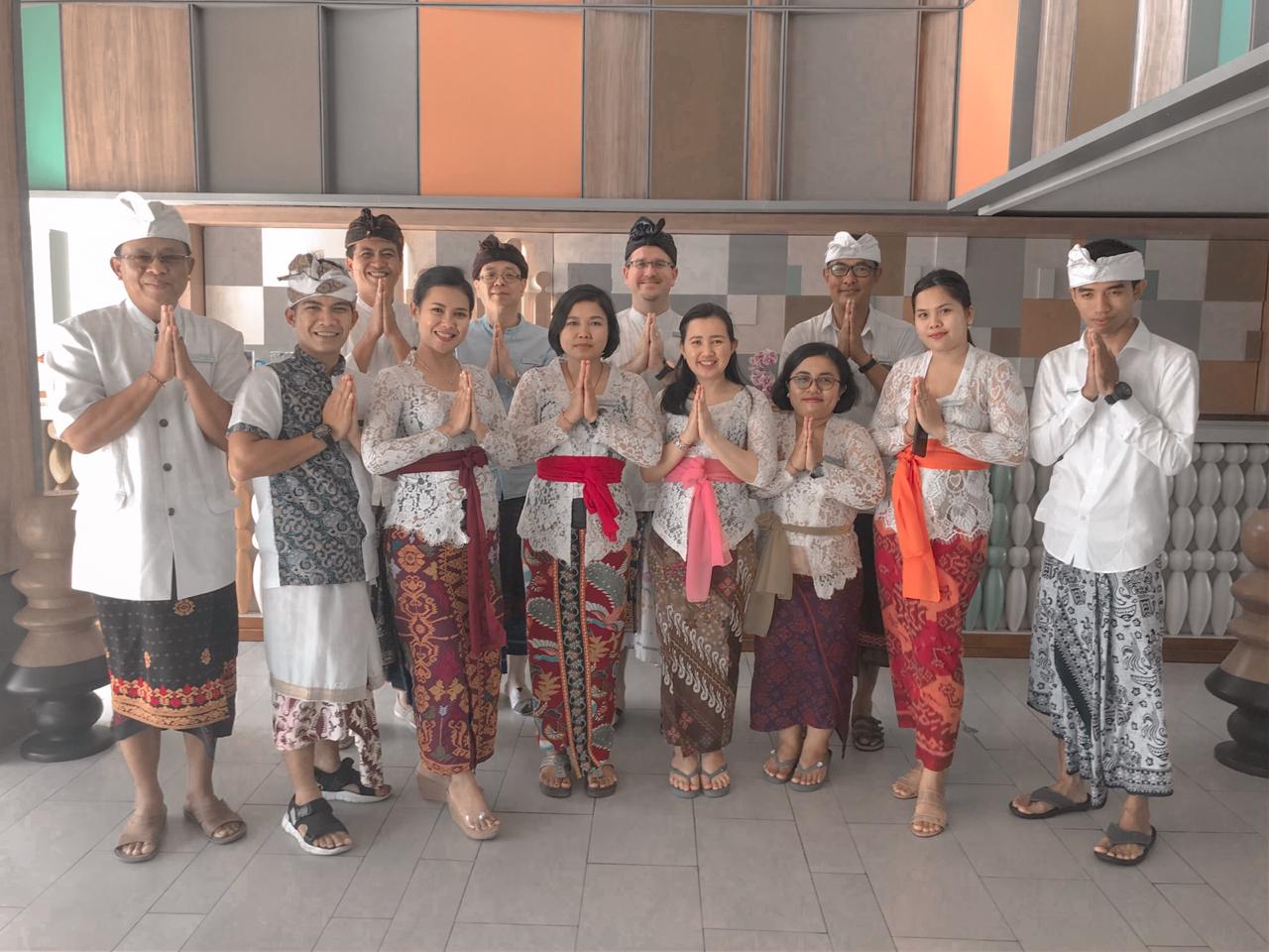 Staf dan pegawai Tijili Hotel Benoa siap menyambut para tamu yang datang.