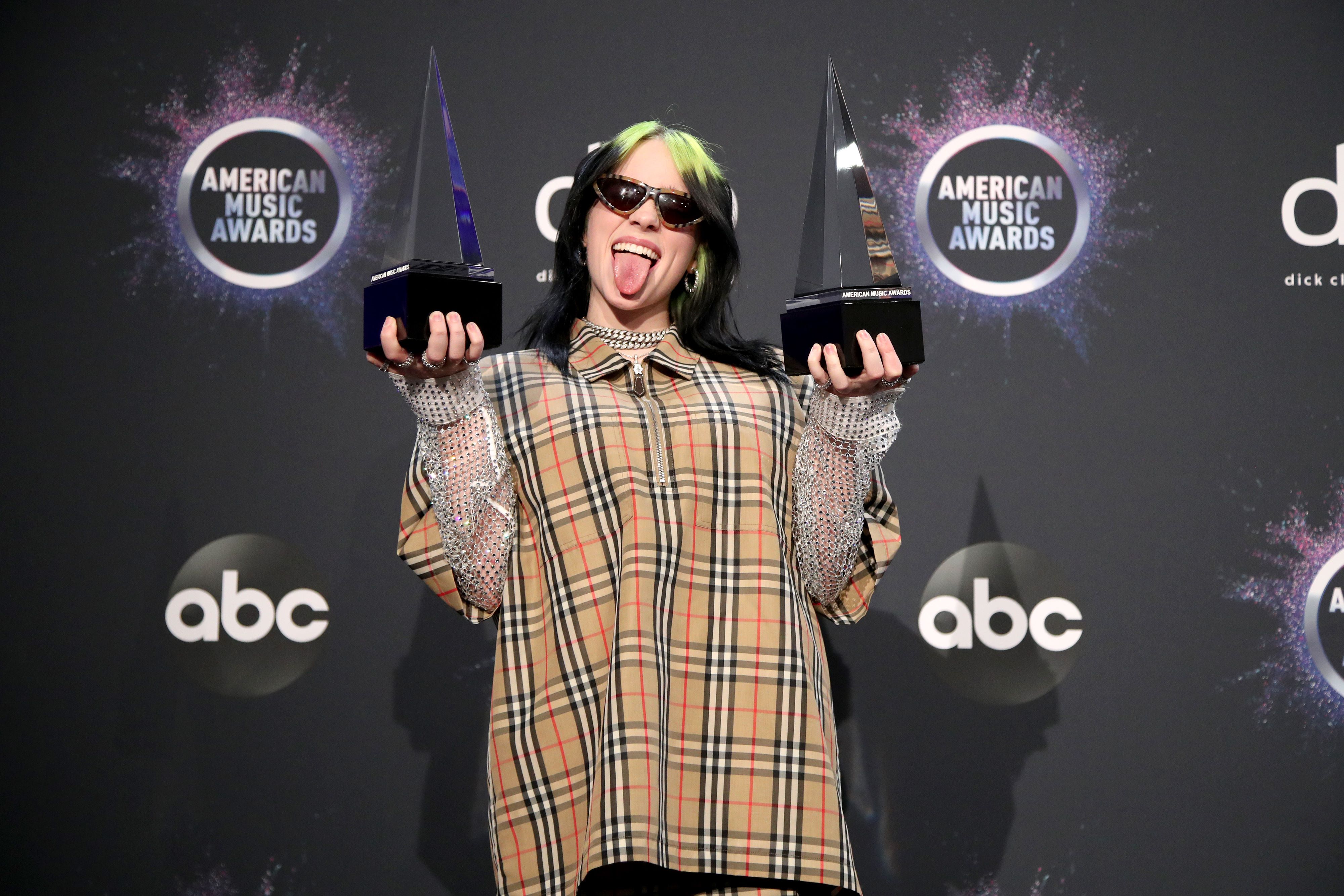 Musisi muda fenomenal Billie Eilish memamerkan dua piala yang diraih di Amrerican Music Awards 2019, senin (25/11) wib.