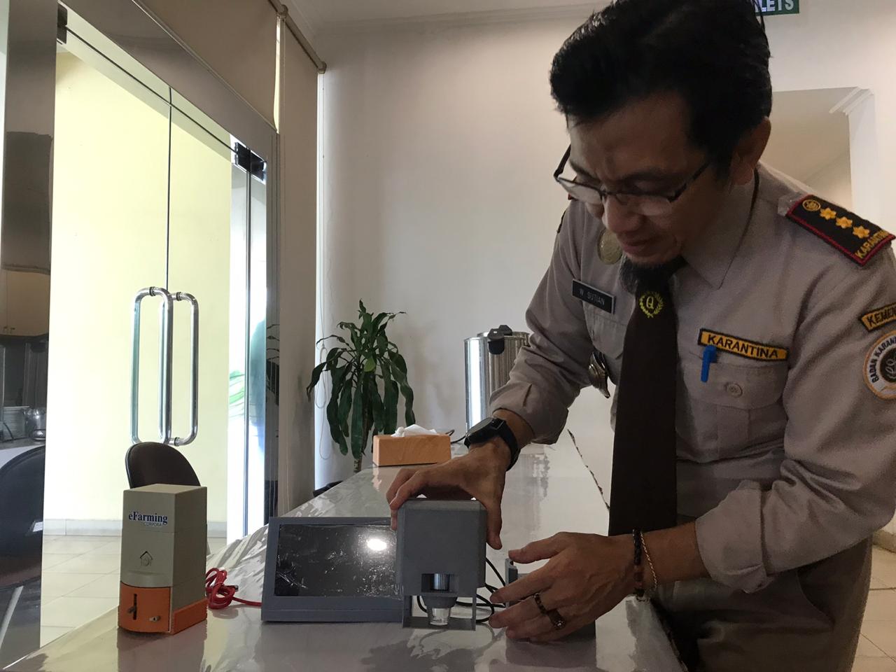 Kepala BUTTMKP Wawan Sutian memperlihatkan alat sensor berbasis AI untuk mendeteksi daging di Bekasi.