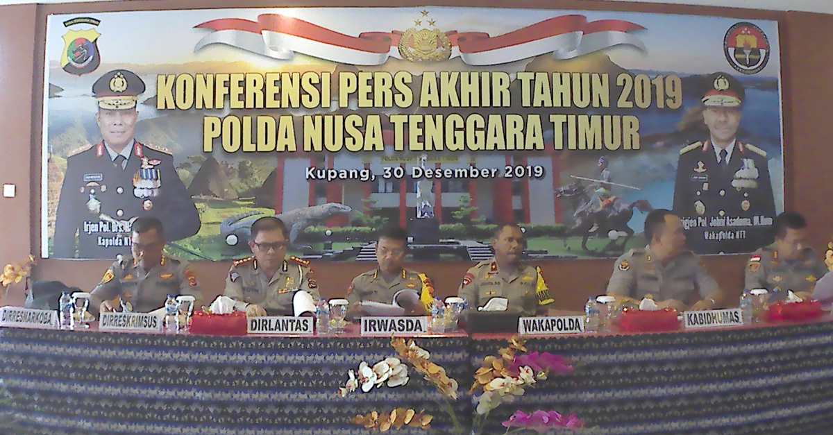 Ditresnarkoba) Polda Nusa Tenggara Timur menggelar hasil tangkapan selama 2019 di Kupang, Senin (30/12/2019)