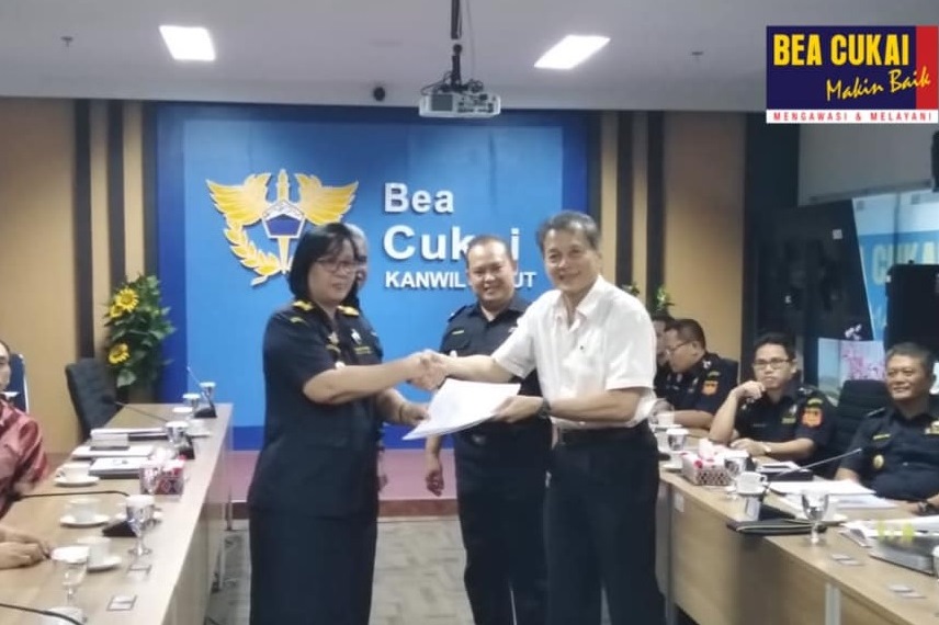 Penyerahan penetapan PT Prima Tangki Indonesia (PTI) sebagai pusat logistik berikat (PLB) dan pemberian izin penyelenggara PLB.