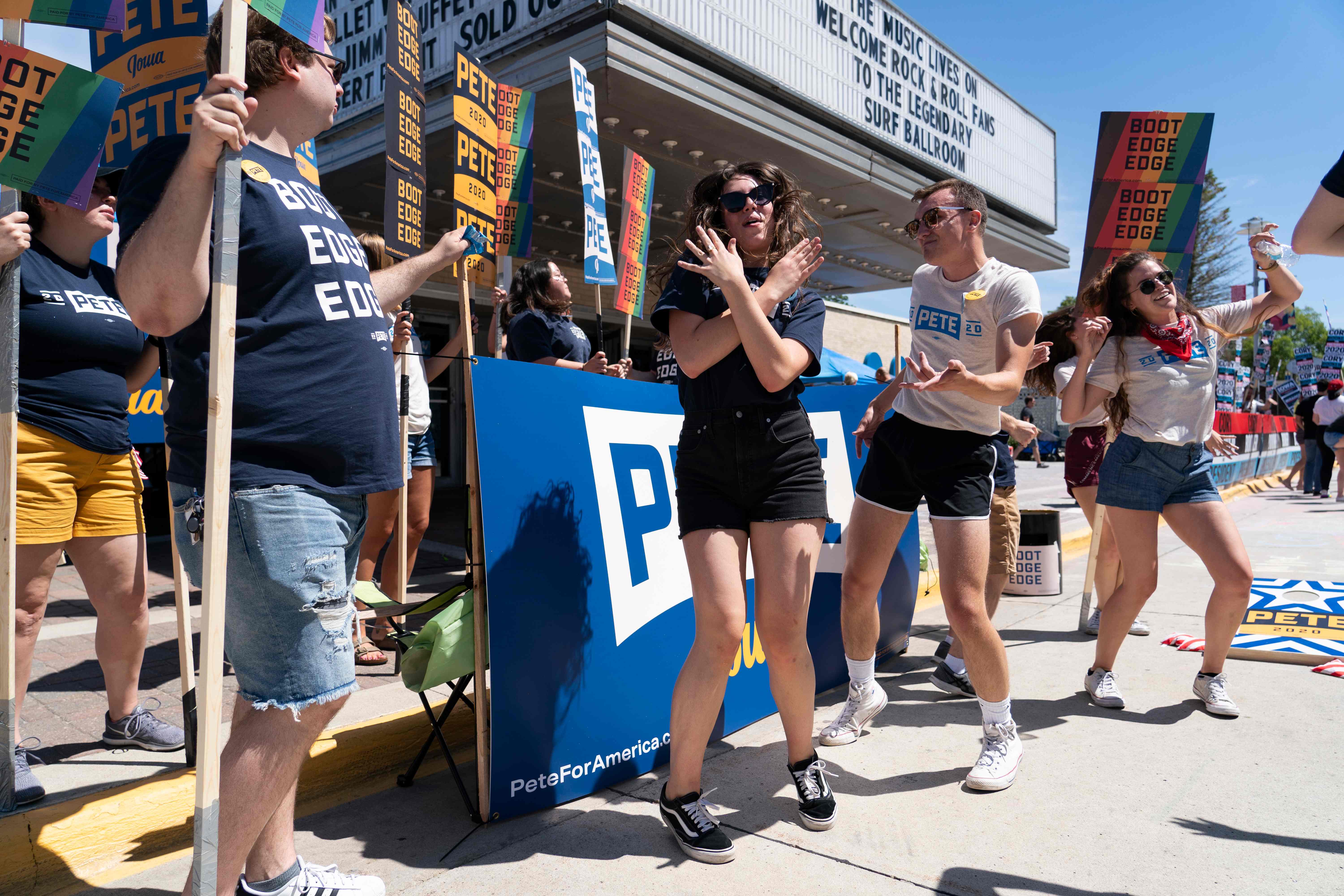 Partisipasi remaja AS dalam kegiatan politik. Musik kerap digunakan para kandidat presiden di AS dalam kegiatan poilitik mereka.