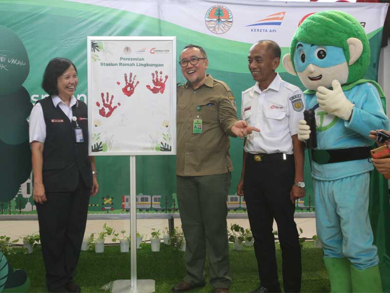 Dirut PT KCI Wiwik Widayanti (kiri) bersama Kepala Pusat Standardisasi Lingkungan dan Kehutanan Kemen Lingkungan dan Kehutanan Noer Adi W.