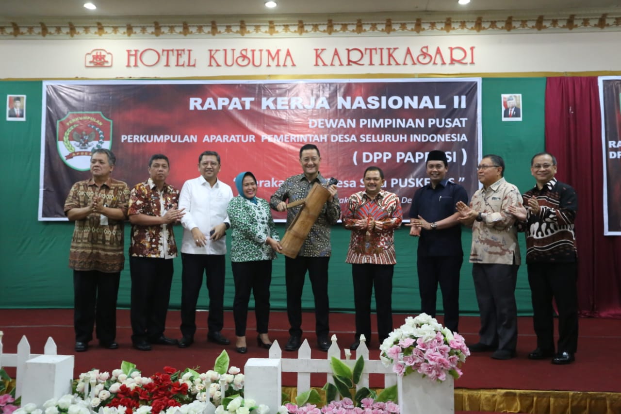 Mensos Juliari P. Batubara melakukan pencanangan 'Gerakan Satu Desa Satu Puskesos' di di Surakarta, Jawa Tengah, Kamis (12/12). 