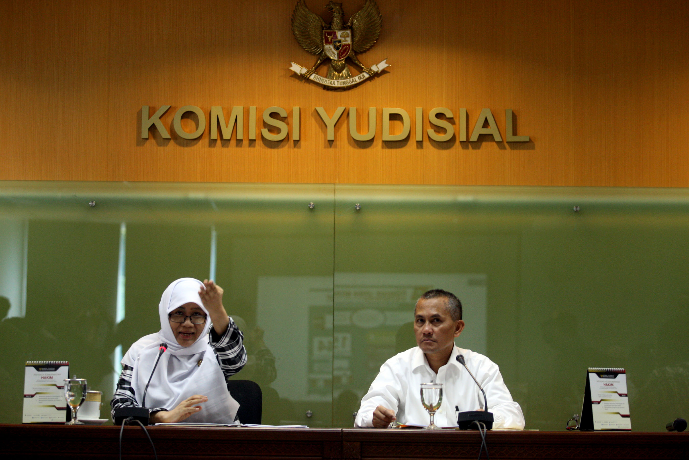 Ketua Komisi Yudisial (KY) Jaja Ahmad Jayus (kanan) bersama Ketua Bidang Pengawasan Hakim dan Investigasi Sukma Violett.