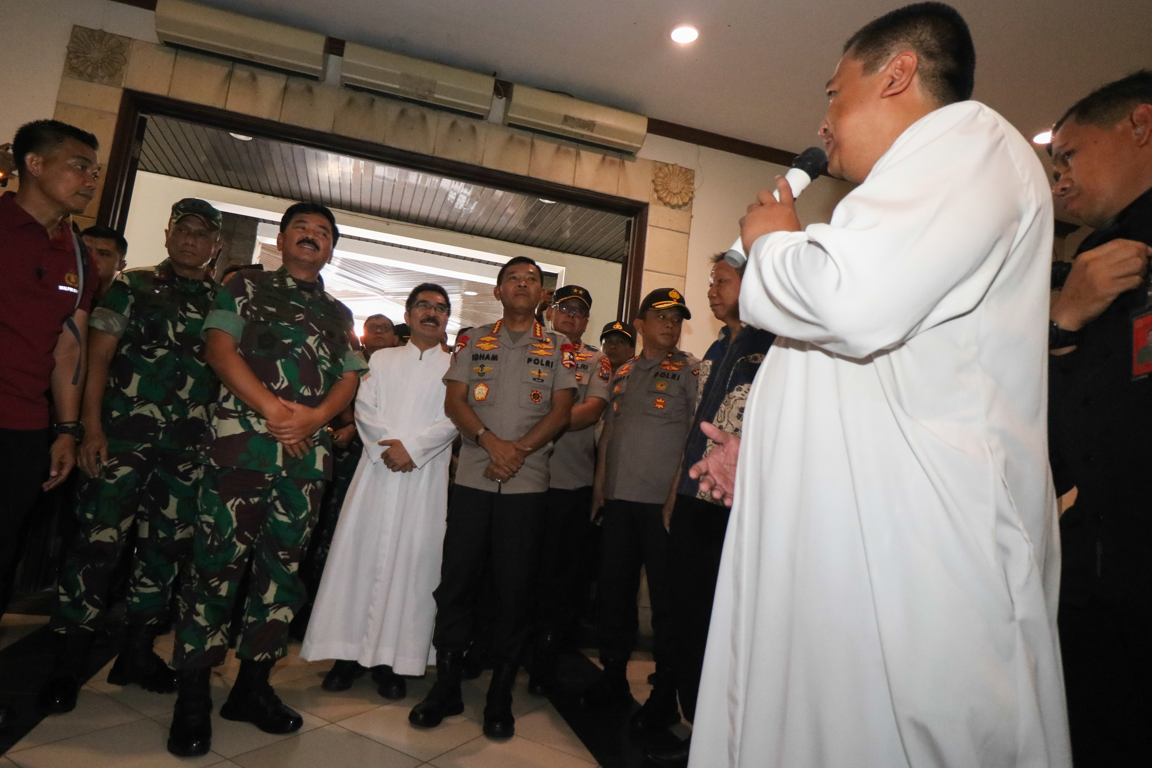 Panglima TNI Marsekal Hadi Tjahyanto dan Kapolri Jenderal Idham Azis meninjau pengamanan Nataru di Surabaya