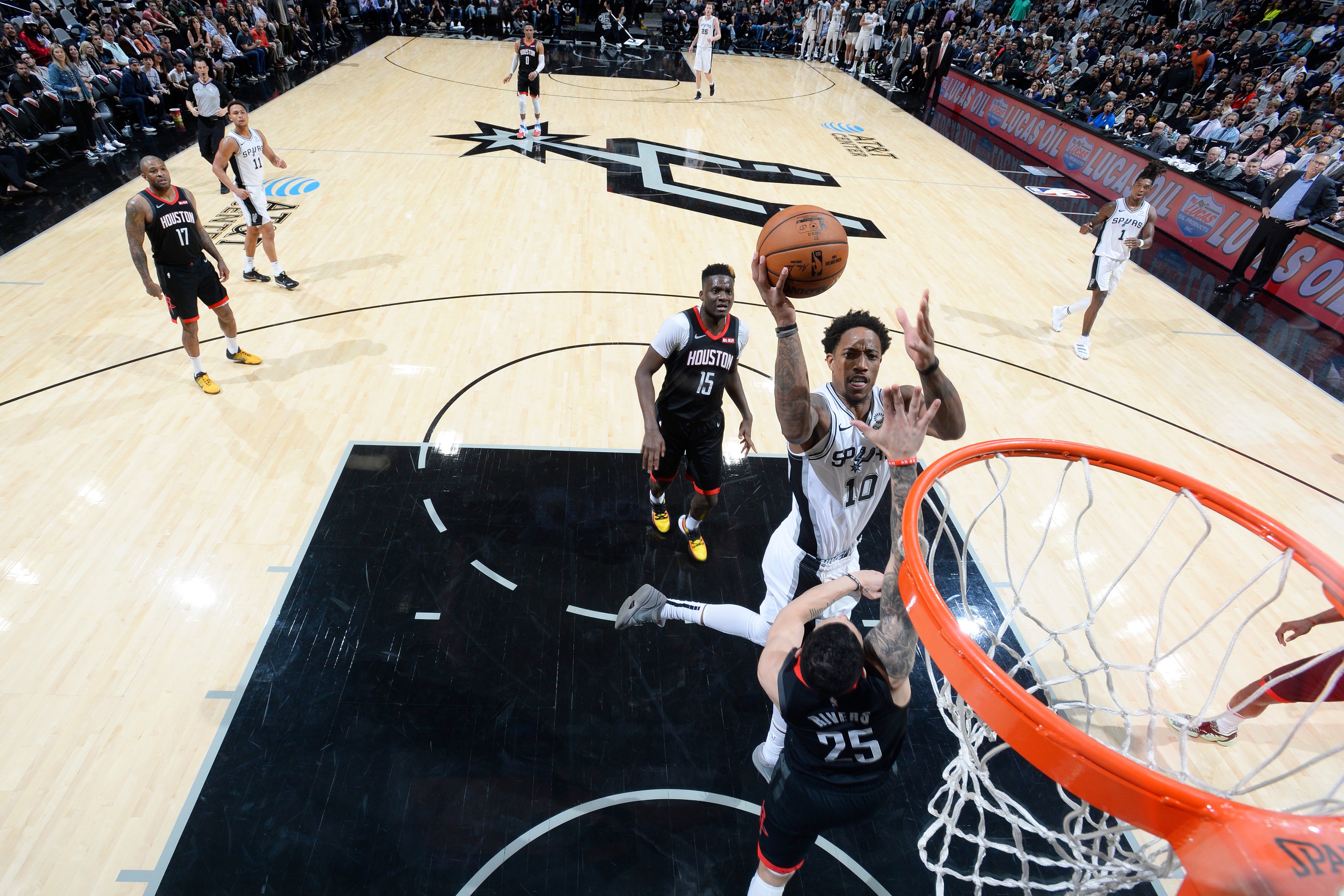 Laga NBA antara San Antonio Spurs dan Houston Rockets