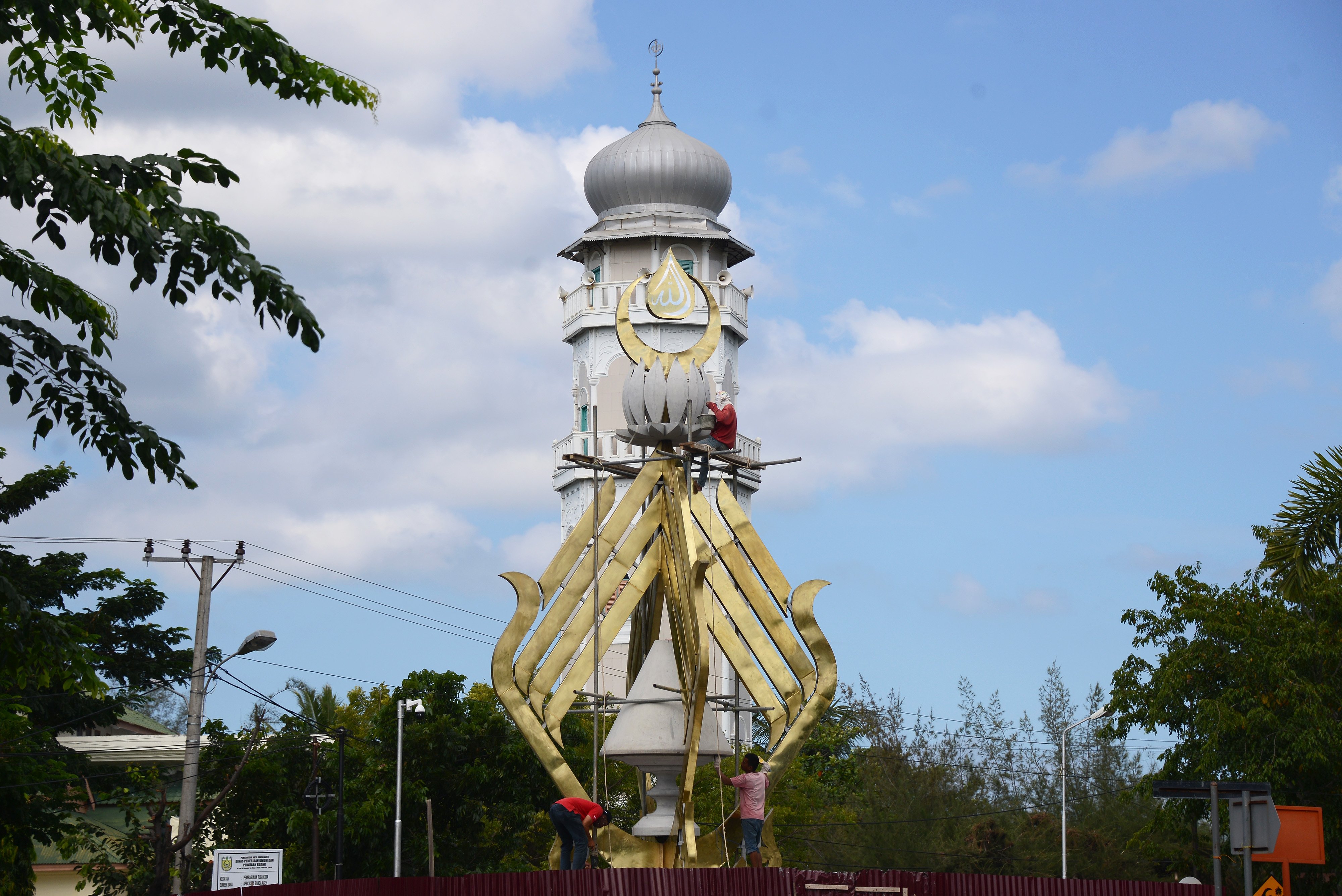 Pekerja menyelesaikan pembangunan Tugu Tauhid di Ulee Lheue, Kecamatan Meuraxa, Banda Aceh, Aceh, Jumat (20/12/2019).