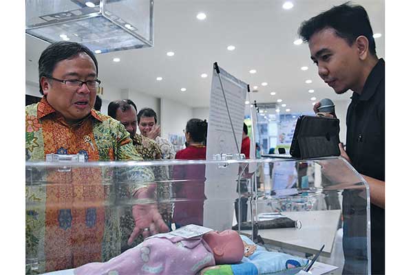 Menristek/Kepala BRIN Bambang PS Brodjonegoro meresmikan Pusat Produksi Sel Punca dan Produk Metabolit Nasional di FKUI-RSCM, Jakarta (17/12
