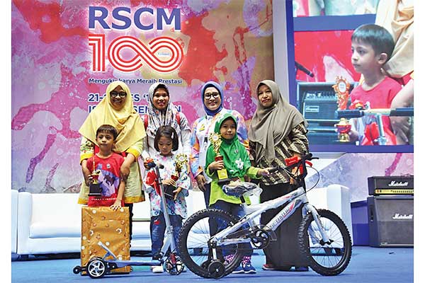 HUT KE-100 RSCM: Anak-anak didampingi orangtua menerima hadiah seusai mengikuti lomba melukis