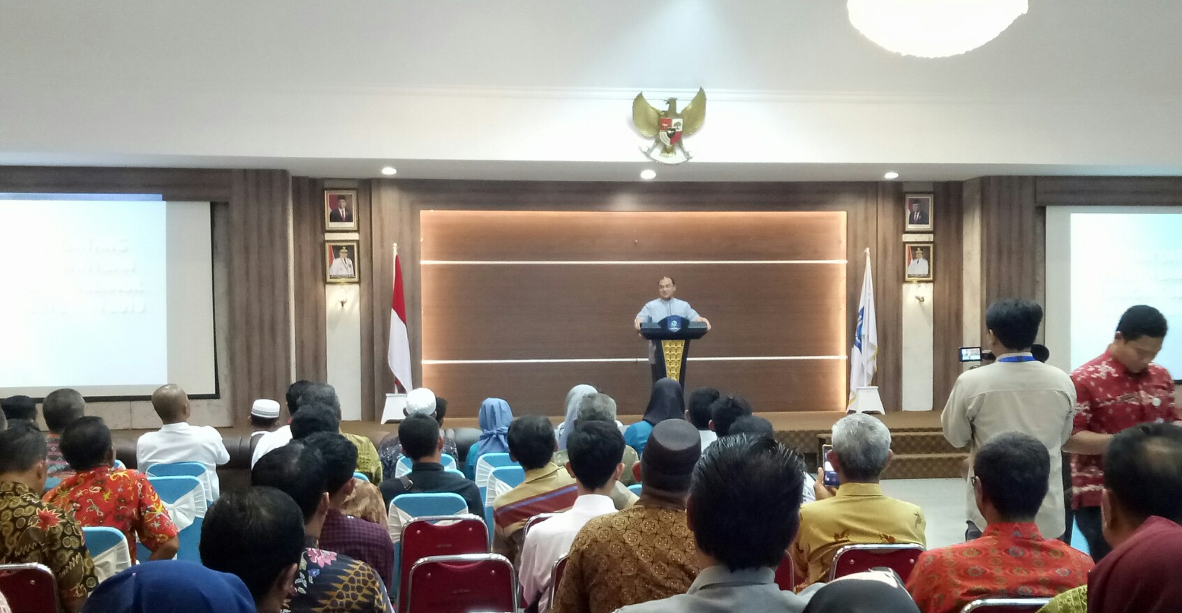 Gubernur Bangka Belitung, Erzaldi Rosman Djohan saat memberikan pengarahan pada pengurus BUMDes di Kantor Gubernur Babel, Jumat (13/12/2019)