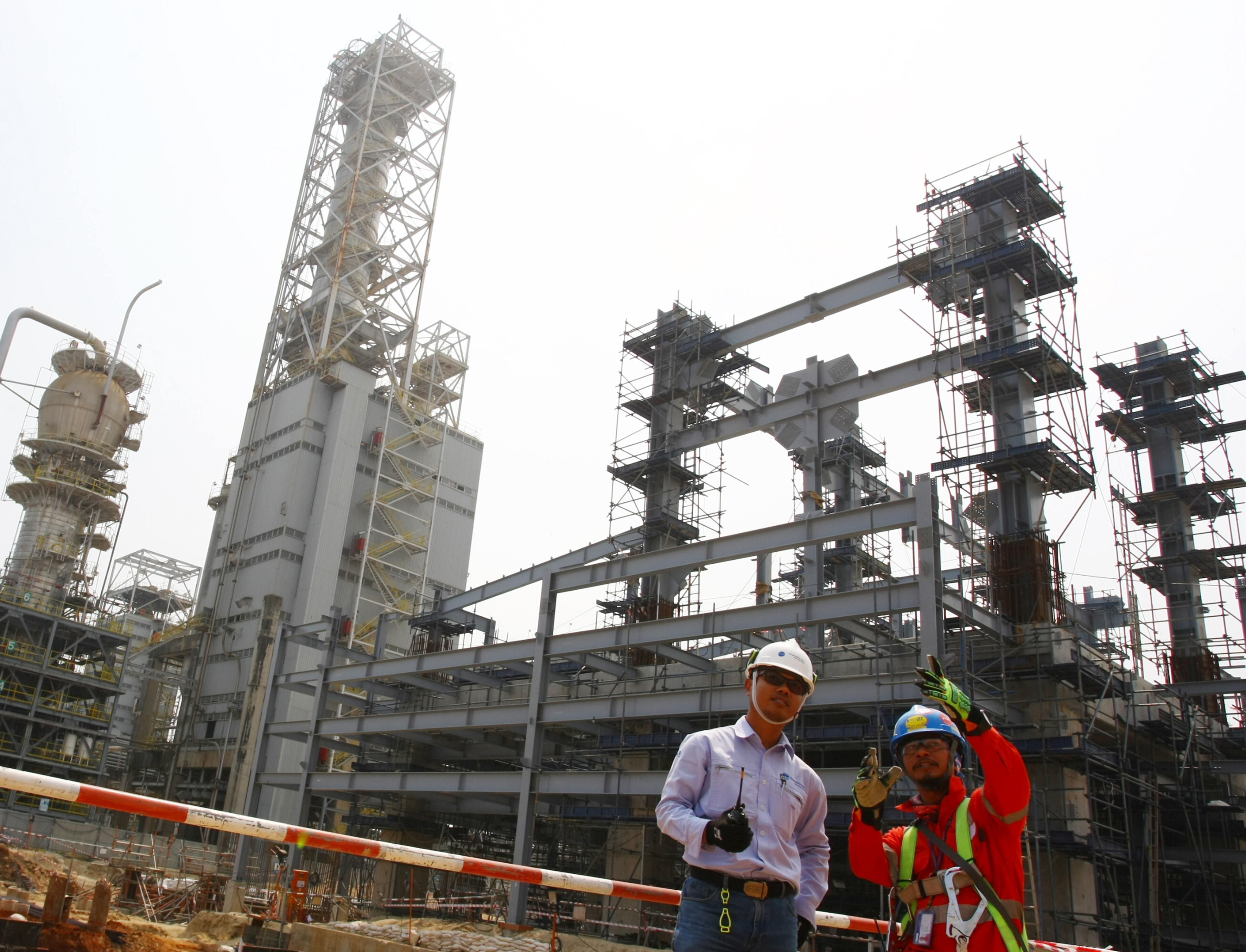 Pimpinan proyek melakukan monitoring pembangunan pabrik Polyethylene (PE) baru berkapasitas 400 ribu ton per tahun di Cilegon