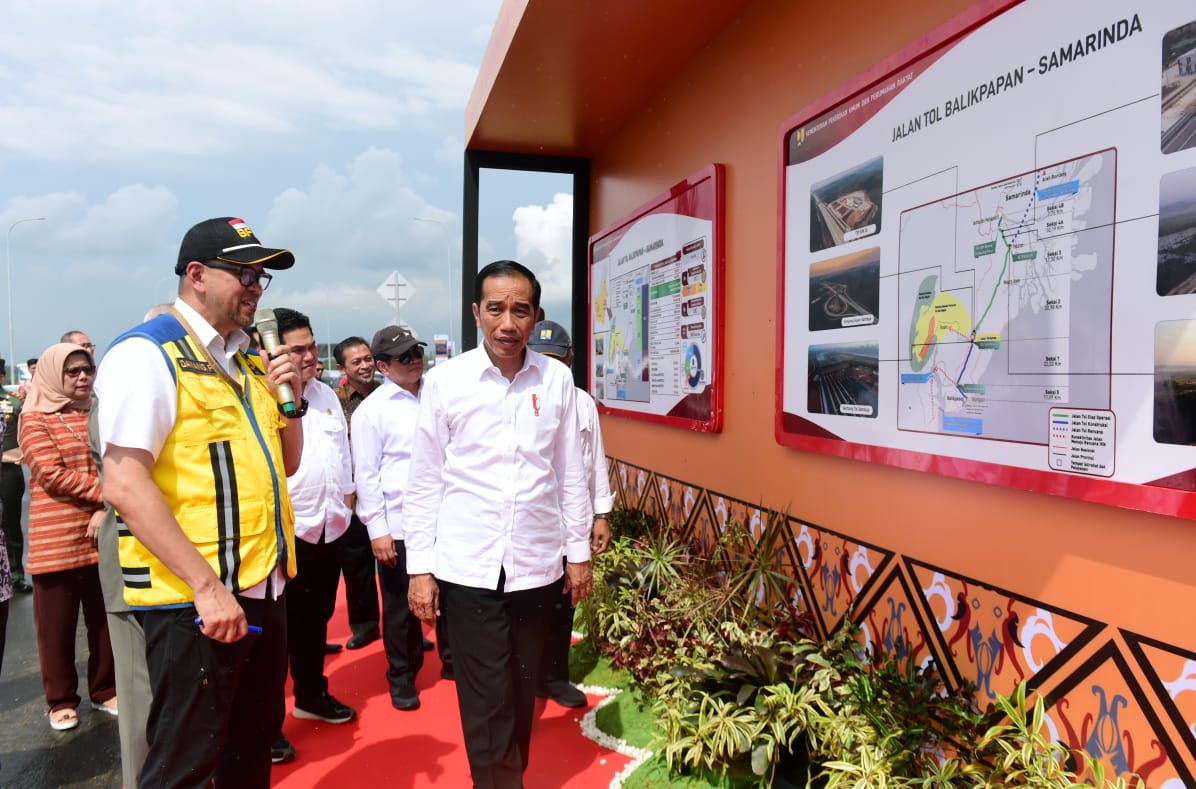 Kepala Badan Pengatur Jalan Tol, Danang Parikesit (rompi kuning) usai peresmian tol Balikpapan-Samarinda.