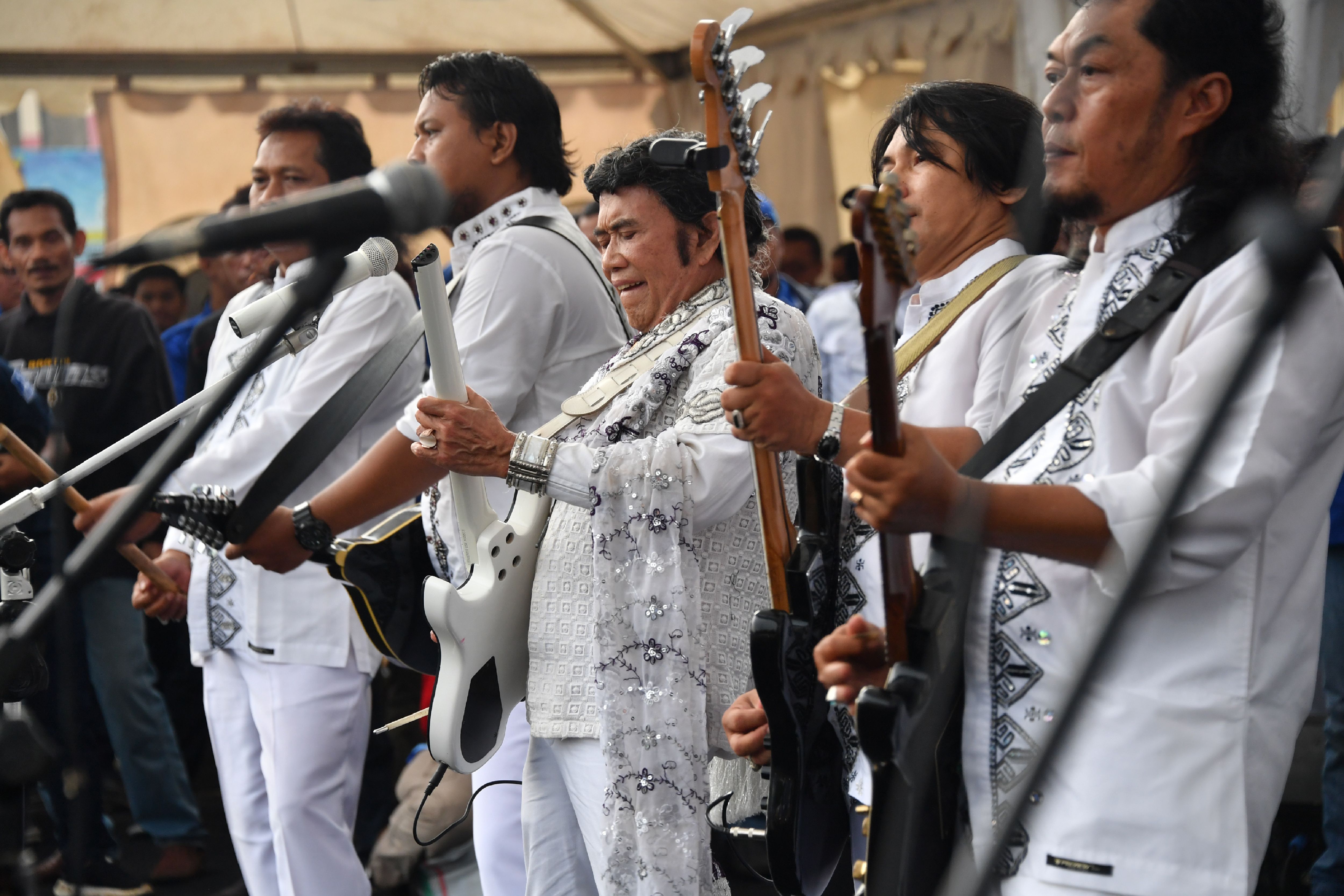 Rhoma Irama saat manggung bersama Soneta Grup