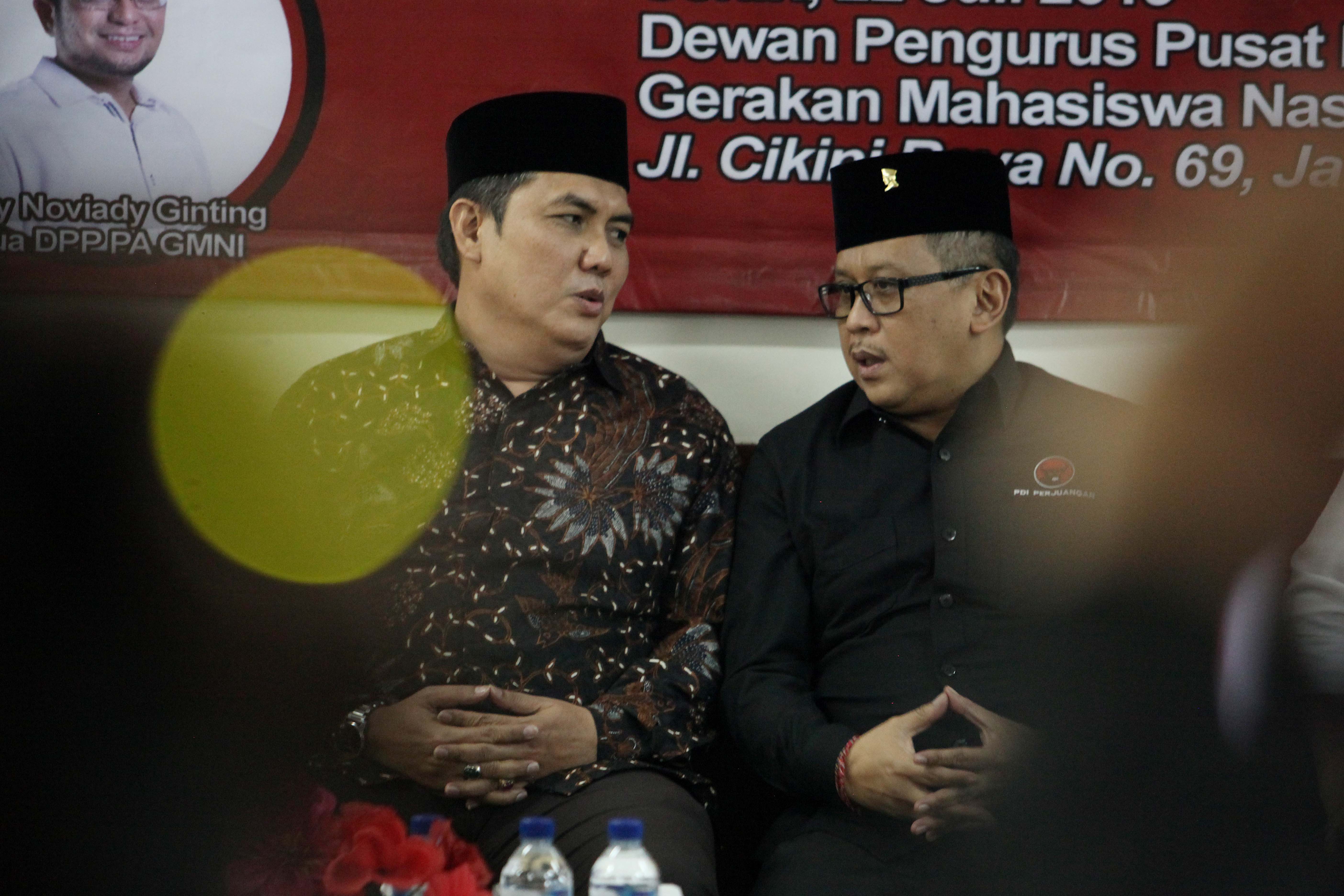 Sekjen PBNU Helmy Faishal (kiri) berbincang dengan Sekjen PDI Perjuangan Hasto Kristiyanto