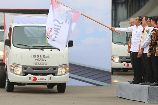 Presiden Joko Widodo saat melepas ekspor perdana Isuzu Traga ke beberapa negara di Asia Tenggara 