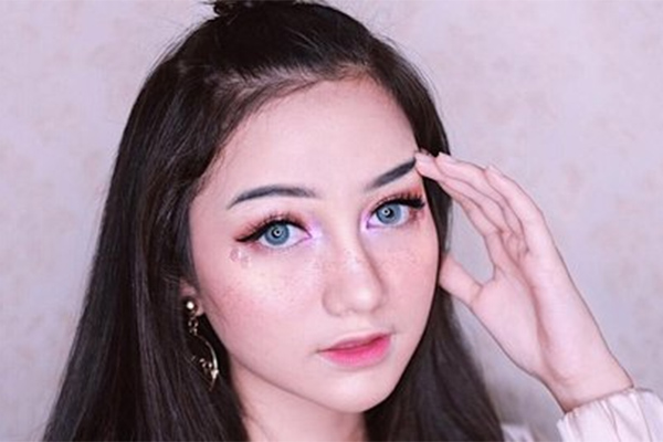 Wanita menggunakan softlens
