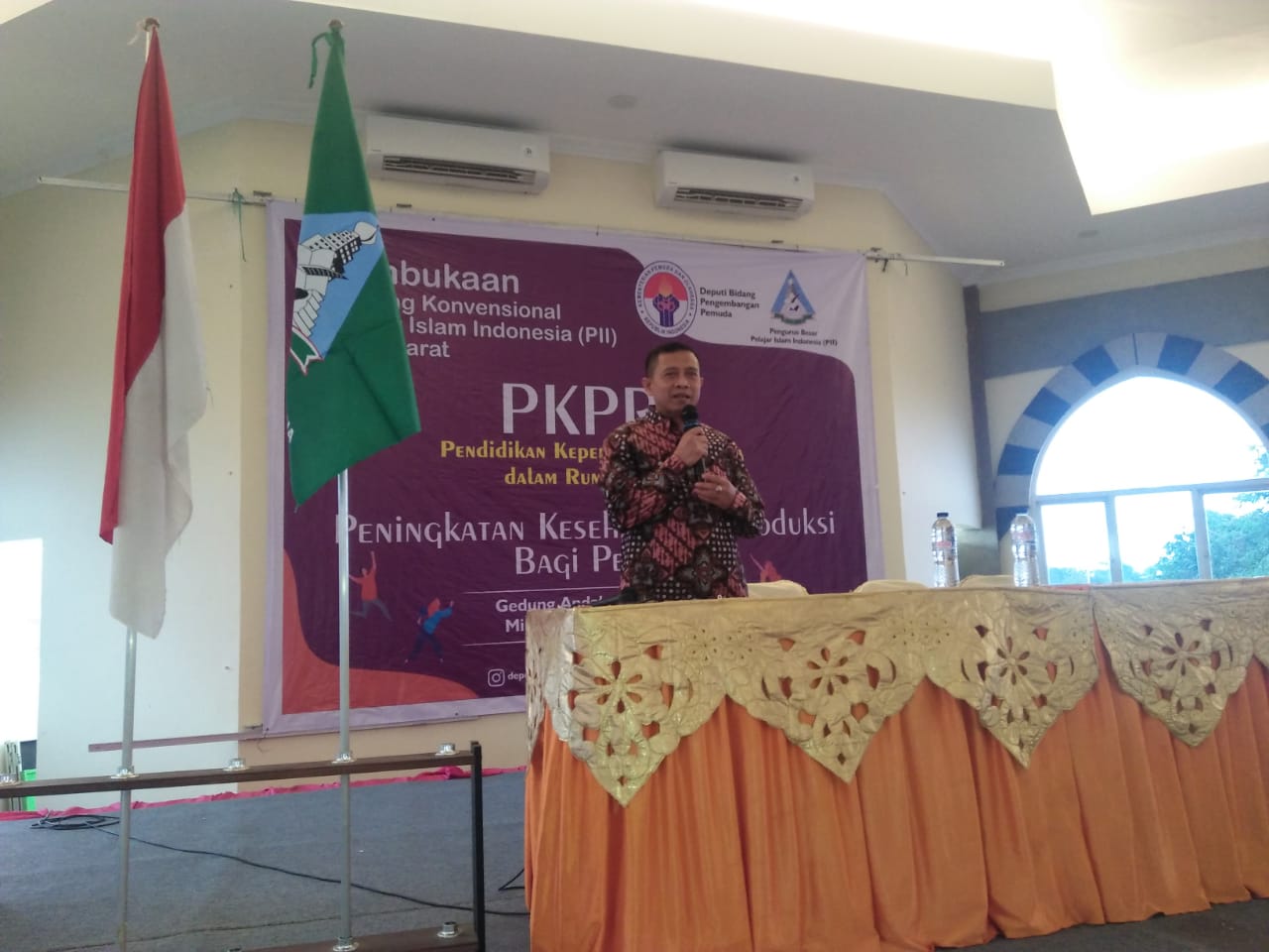 Asisten Deputi Bidang Pemuda Kemenpora RI Abdul Rafur memberi sambutan pada Pendidikan Kepemimpinan Pemuda dalam Rumah Tangga (PKPRT).