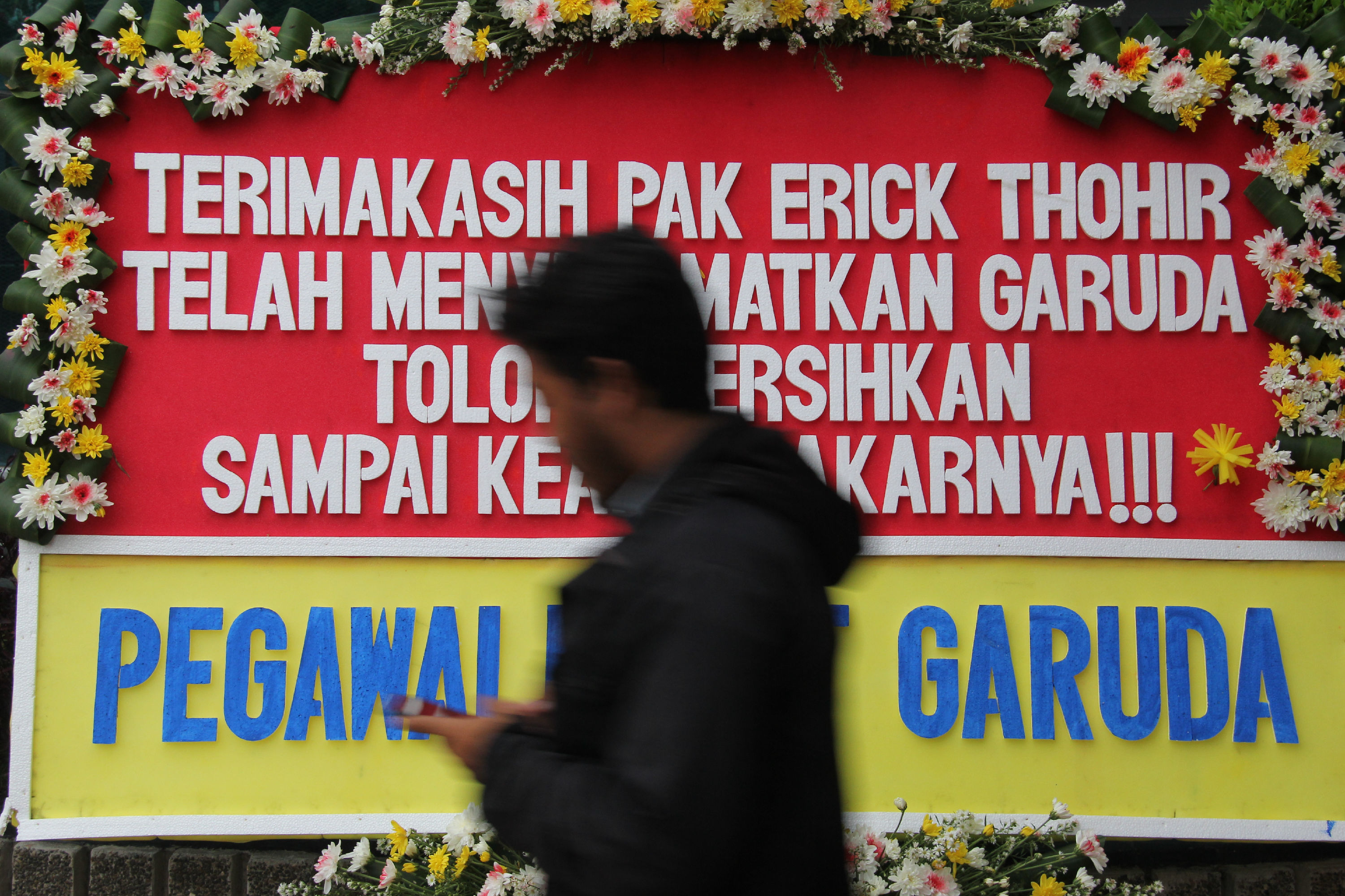 Sejumlah karangan bunga terpampang di lobi depan Gedung Kementrian Badan Usaha Milik Negara (BUMN) di Jalan Medan Merdeka Selatan, Jakarta 