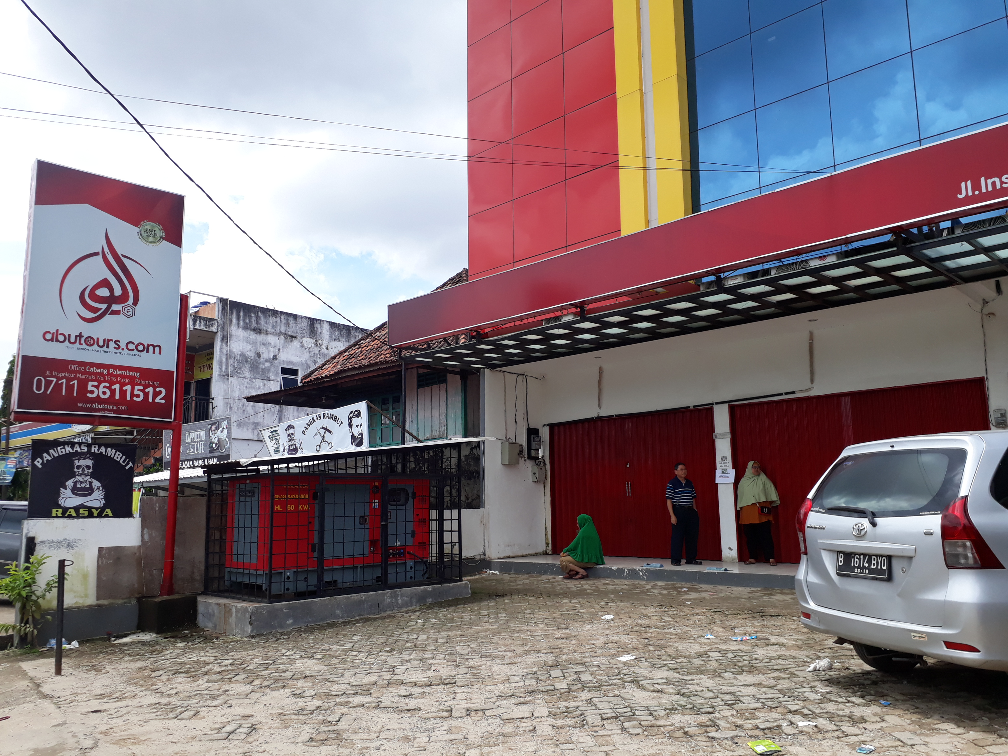 ilustrasi -- Kantor cabang Abu Tour, salah satu biro perjalanan umrah bermasalah yang izinnya dicabut Kemenag.