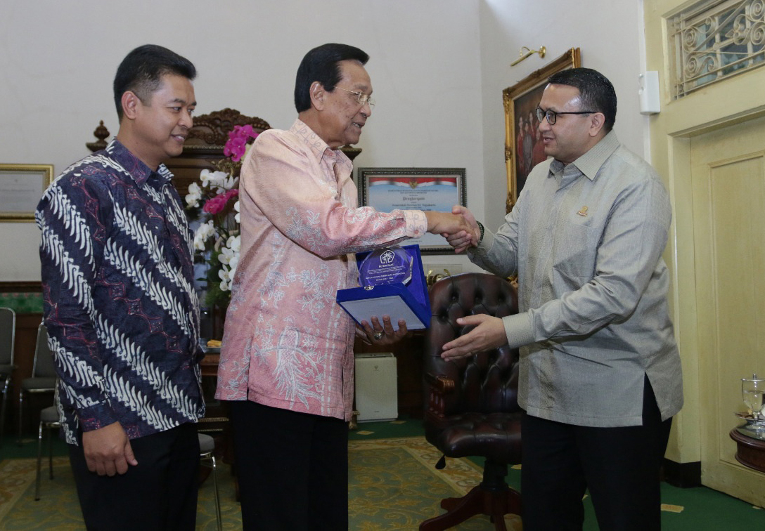 Gubernur DIY Sri Sultan Hamengku Buwono X (tengah) bersalaman  Ketua Perhimpunan Hubungan Masyarakat Indonesia Agung Laksamana 