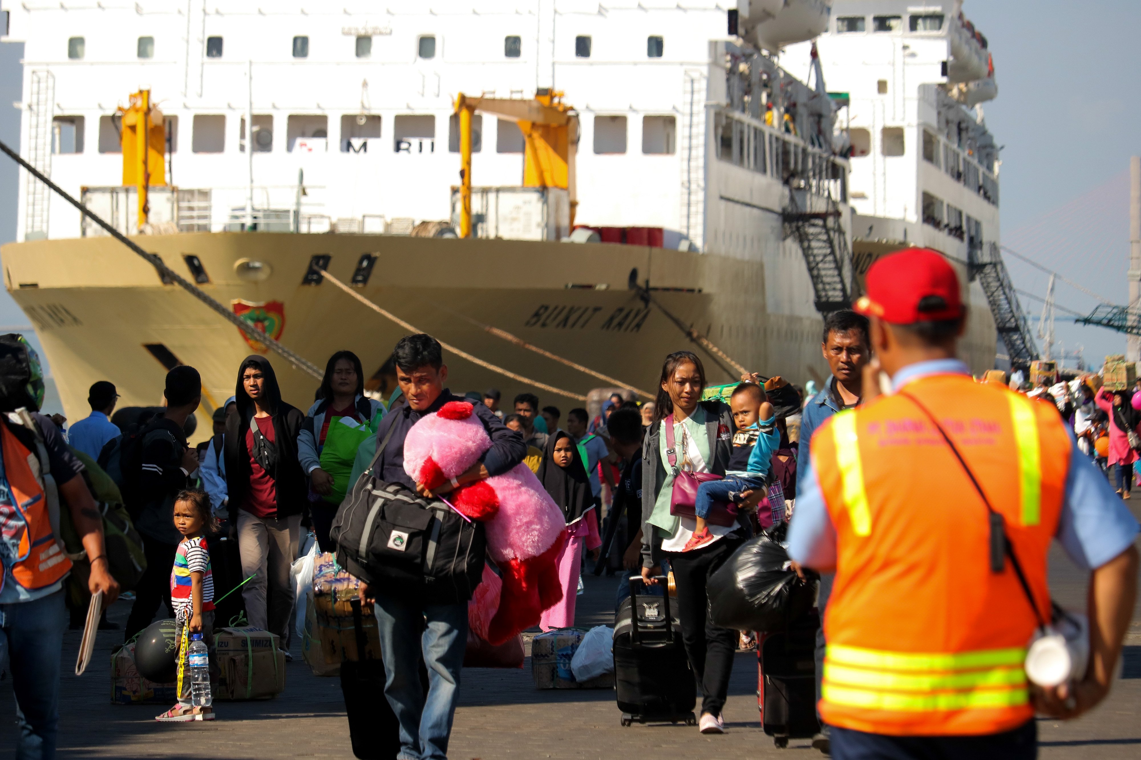 ilustrasi ARUS PENUMPANG DI PELABUHAN TANJUNG PERAK