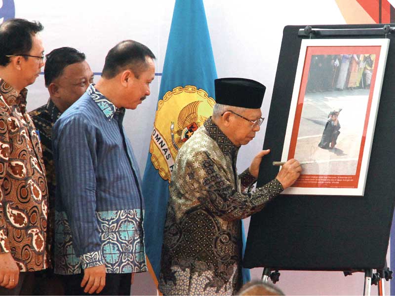 Wakil Presiden Ma’ruf Amin dengan didampingi Ketua Komisi Nasional Hak Asasi Manusia (HAM) Ahmad Taufan Damanik (kedua dari kanan).