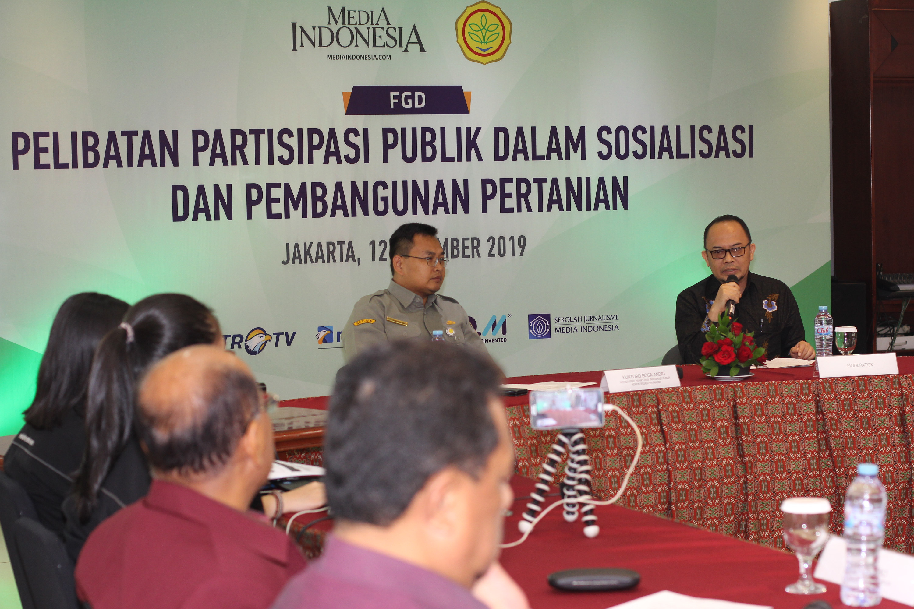 epala Devisi Content Encrichment Media indonesia Ade Alawi memberikan sambutan pada diskusi 