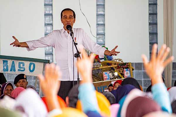 Ilustrasi -- Presiden Joko Widodo berdialog dengan pelaku UMKM di kawasan Bintang Fantasi, Subang, Jawa Barat, Jumat (29/11/2019). 