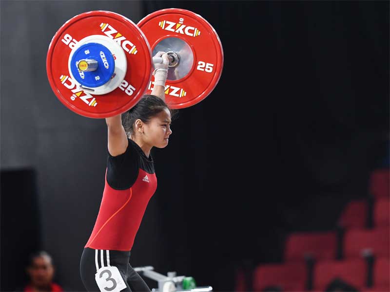Atlet angkat besi Indonesia Windy Cantika Aisah mengangkat beban dalam pertandingan Angkat Besi 49Kg Wanita kategori Snatch SEA Games ke-30 