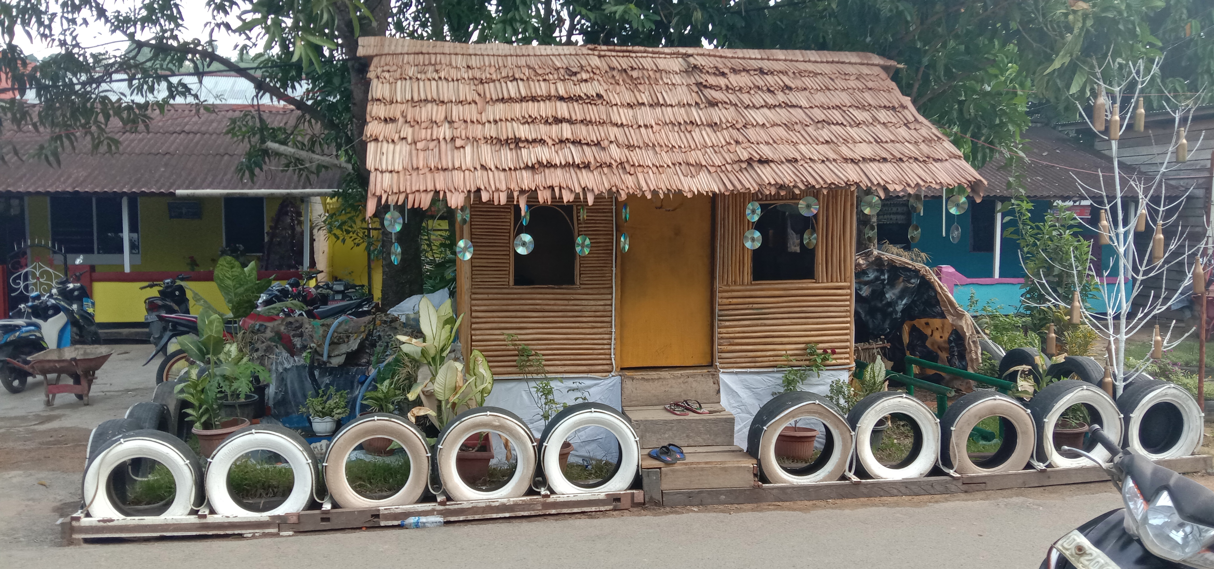 Honai selalu dihadirkan setiap menjelang Natal di Kota Sorong, Papua Barat.