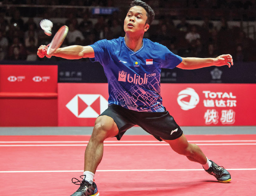 Tunggal putra Indonesia Anthony Sinisuka Ginting berusaha mengembalikan kok ke arah lawannya, tunggal putra Tiongkok Chen Long, 
