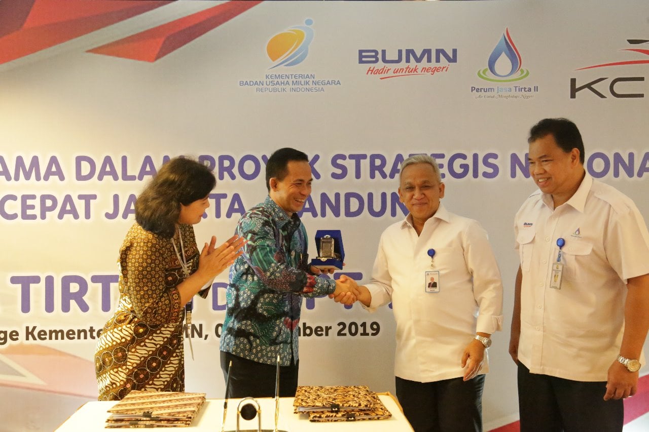 PT Jasa Tirta II dengan PT KCIC menandatangani Perjanjian untuk Relokasi dan Penanganan Saluran Udara Tegangan Tinggi (SUTT) 70 Kv.