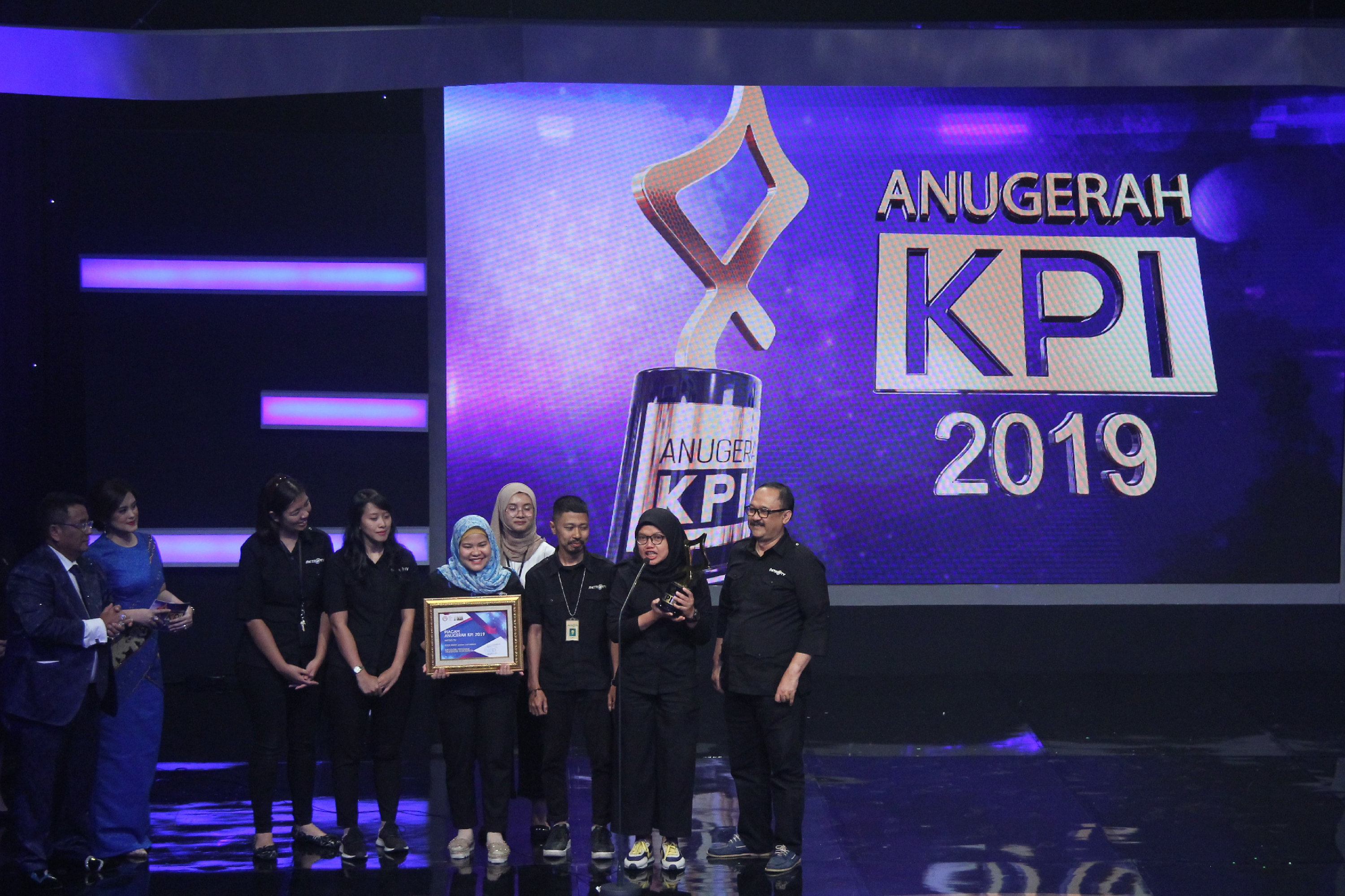 Program acara Kick Andy menjadi pemenang Anugrah KPI 2019 kategori program talkshow nonberita dalam tayangan “Dua Hati Berbagi”.