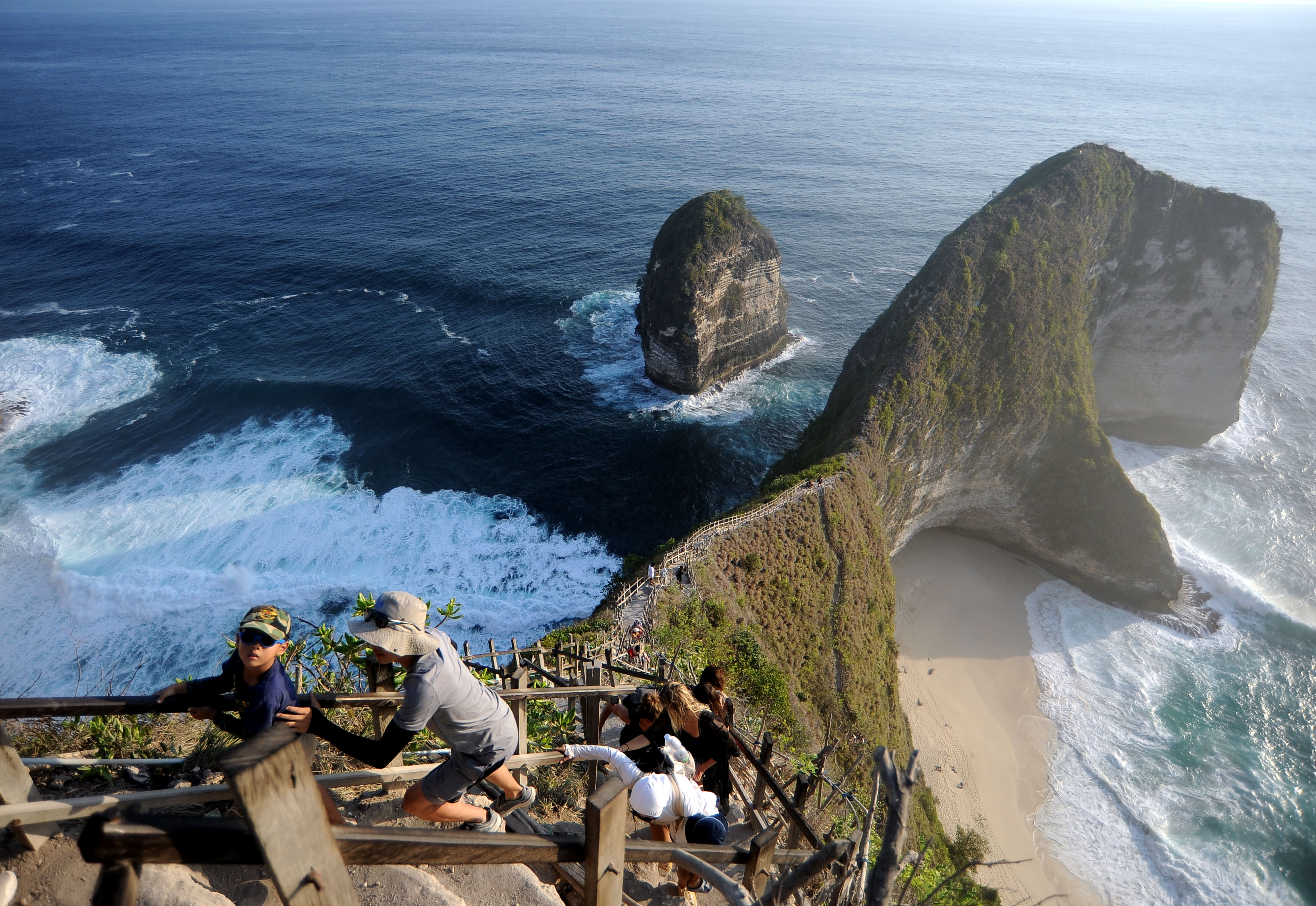  Wisatawan menyusuri anak tangga di Pantai Kelingking, Nusa Penida, Klungkung, Bali. 