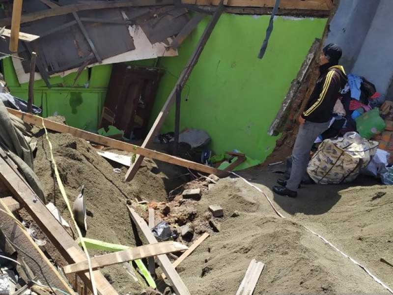 Bangunan ruko di Kampung Gekbrong, Desa Cikahuripan, Kecamatan Gekbrong, Cianjur, Jawa Barat, hancur setelah dihantam truk fuso.