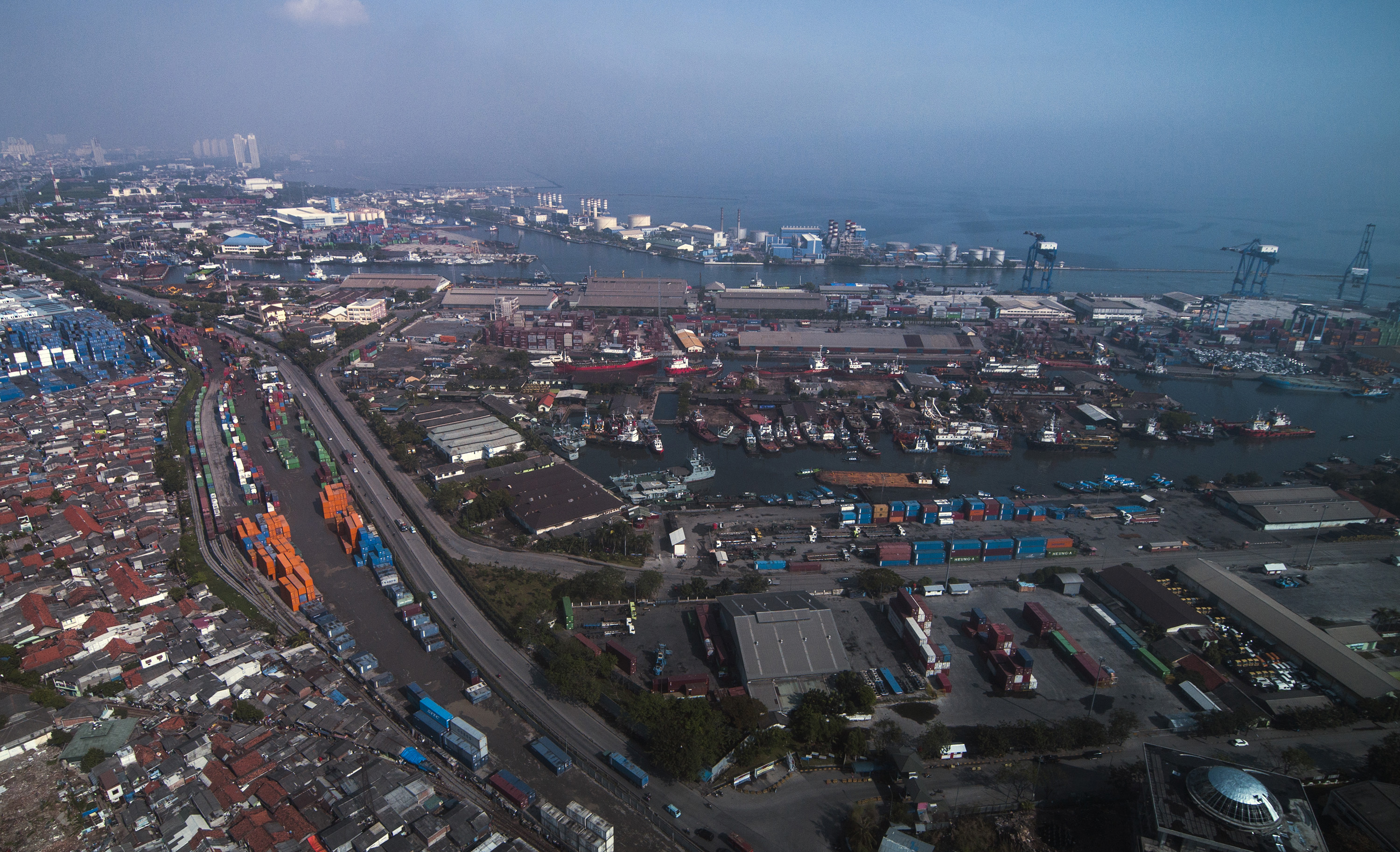 Suasana aktivitas Pelabuhan Tanjung Priok, Jakarta Utara.