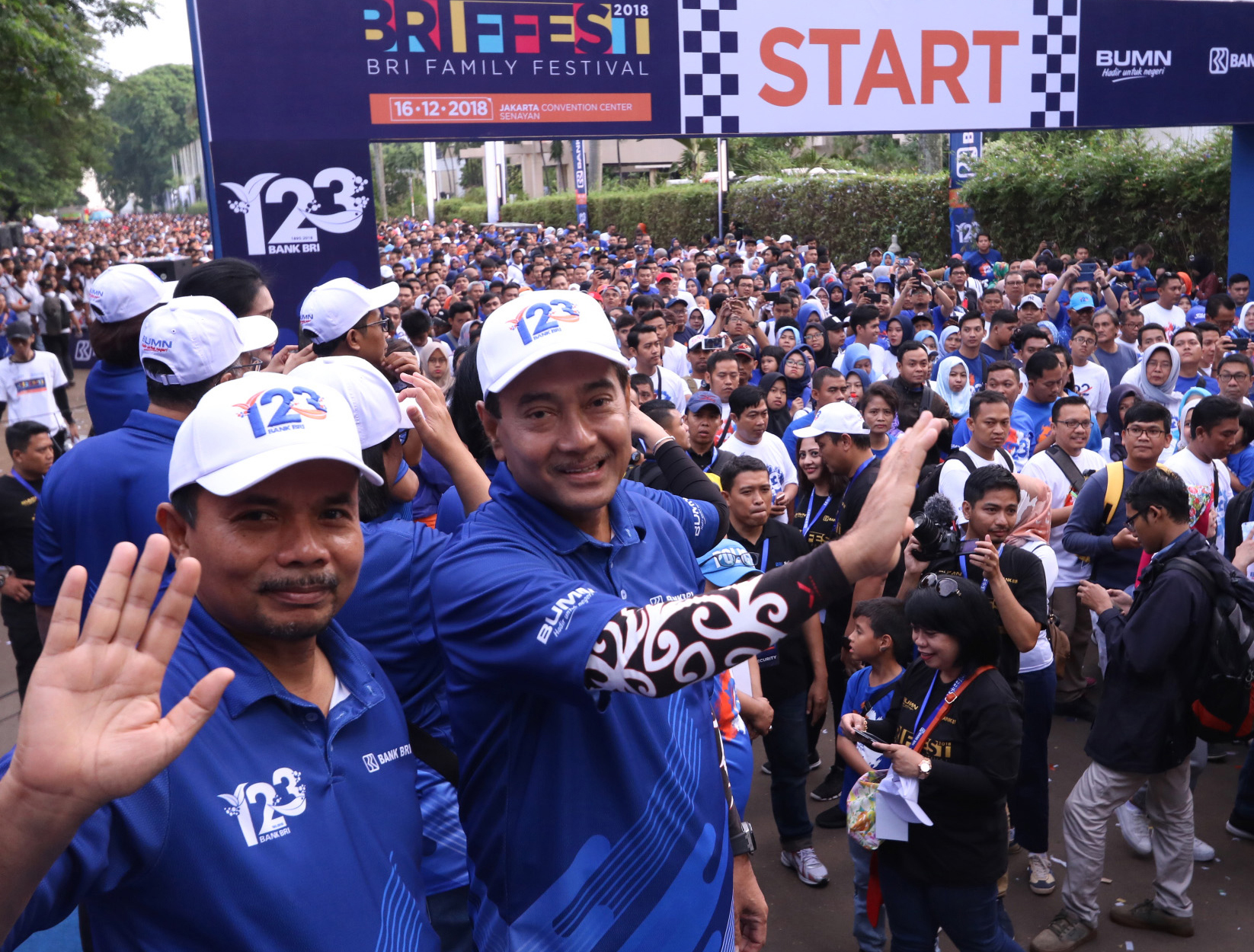 Komisaris Utama BRI Andrinof Chaniago (kiri) bersama Dirut BRI Suprajarto (kedua kiri) berfoto sebelum memulai start jalan sehat di Jakarta.