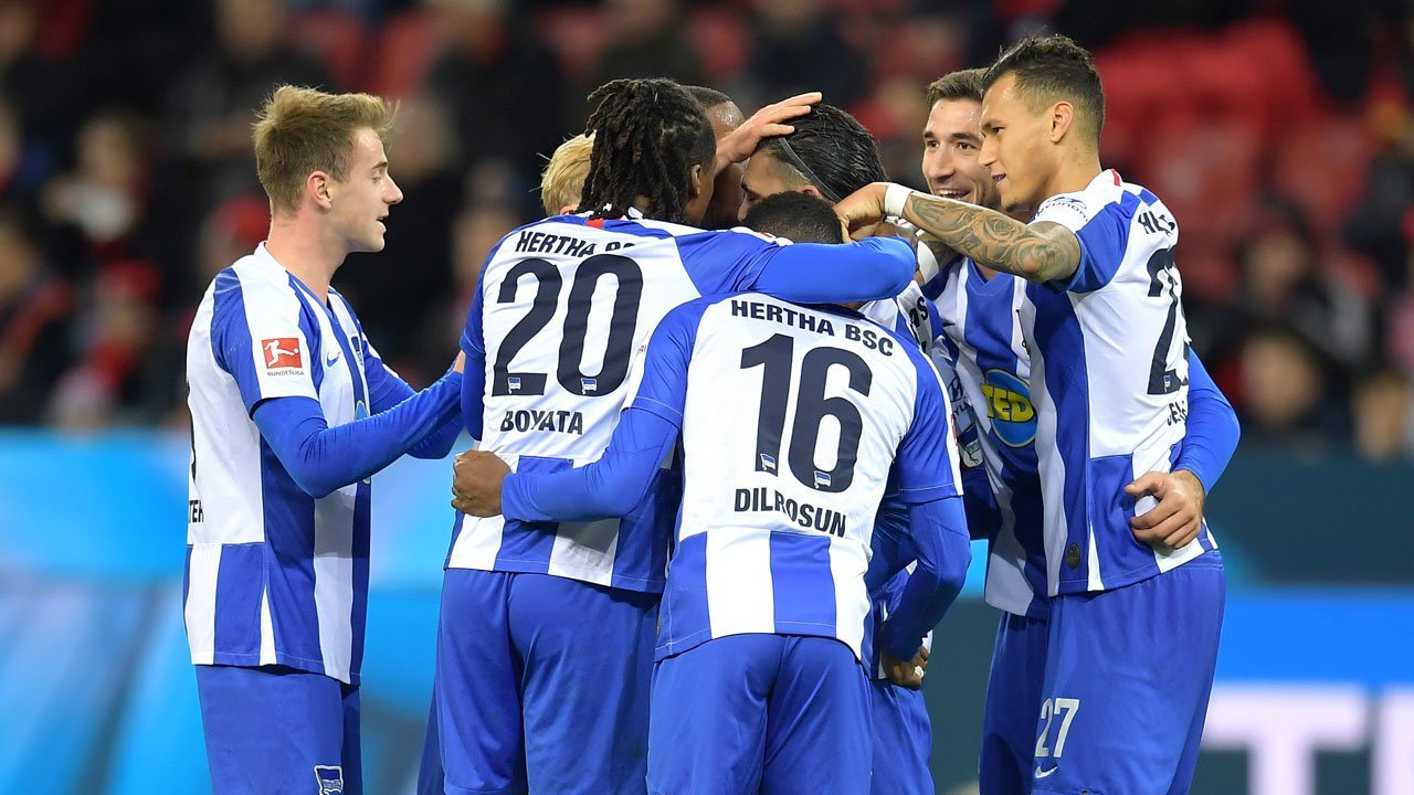 Para pemain Hertha Berlin melakukan selebrasi usai menang atas Bayer Leverkusen di laga lanjutan Bundesliga