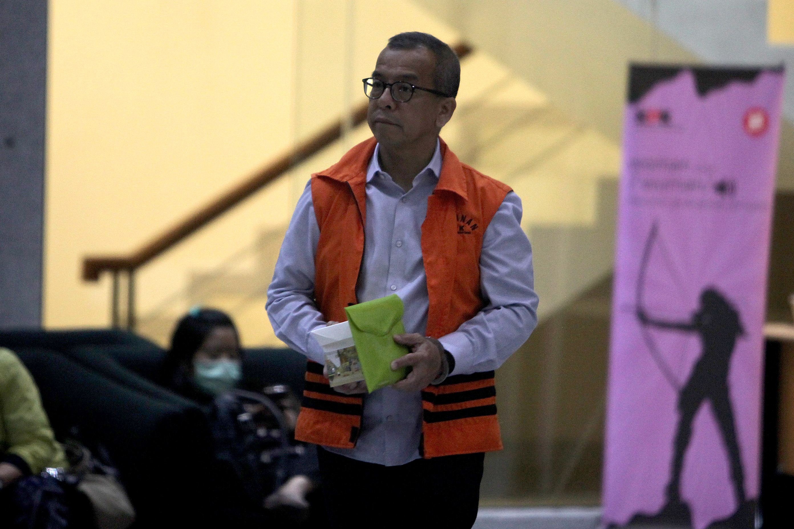 Mantan Direktur Utama PT Garuda Indonesia Emirsyah Satar berjalan keluar usai menjalani pemeriksaan di Gedung KPK, Jakarta, Rabu (4/12)