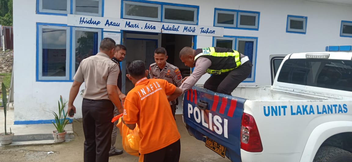 Para petugas mengevakuasi jenazah tahanan Yohanes Mahe yang diduga tewas bunuh diri di Rutan Kelas IIB Ruteng, NTT, Minggu (15/12).