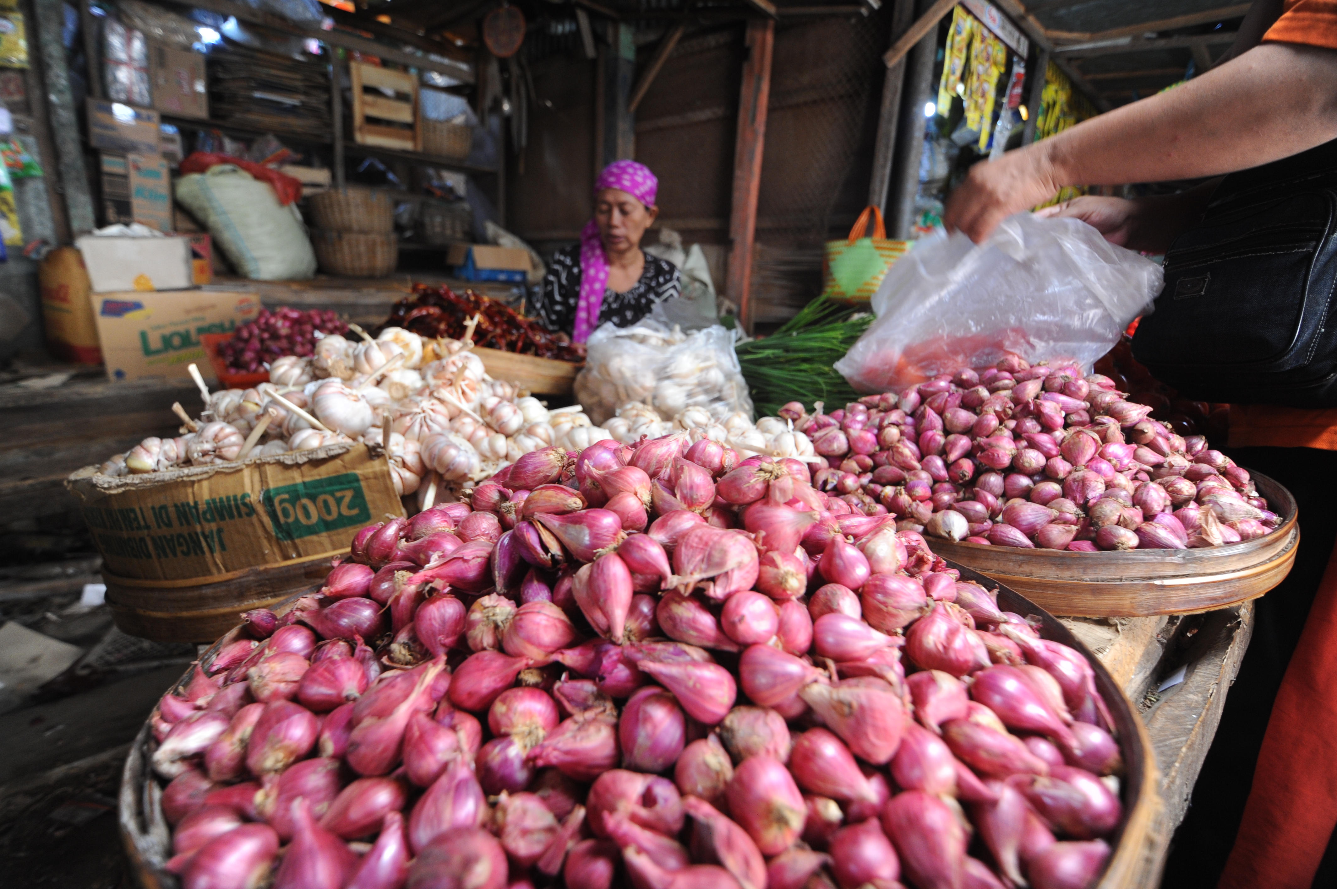 Pedagang bawang melayani pembeli di Pasar Kolpajung, Pamekasan, Jawa Timur.