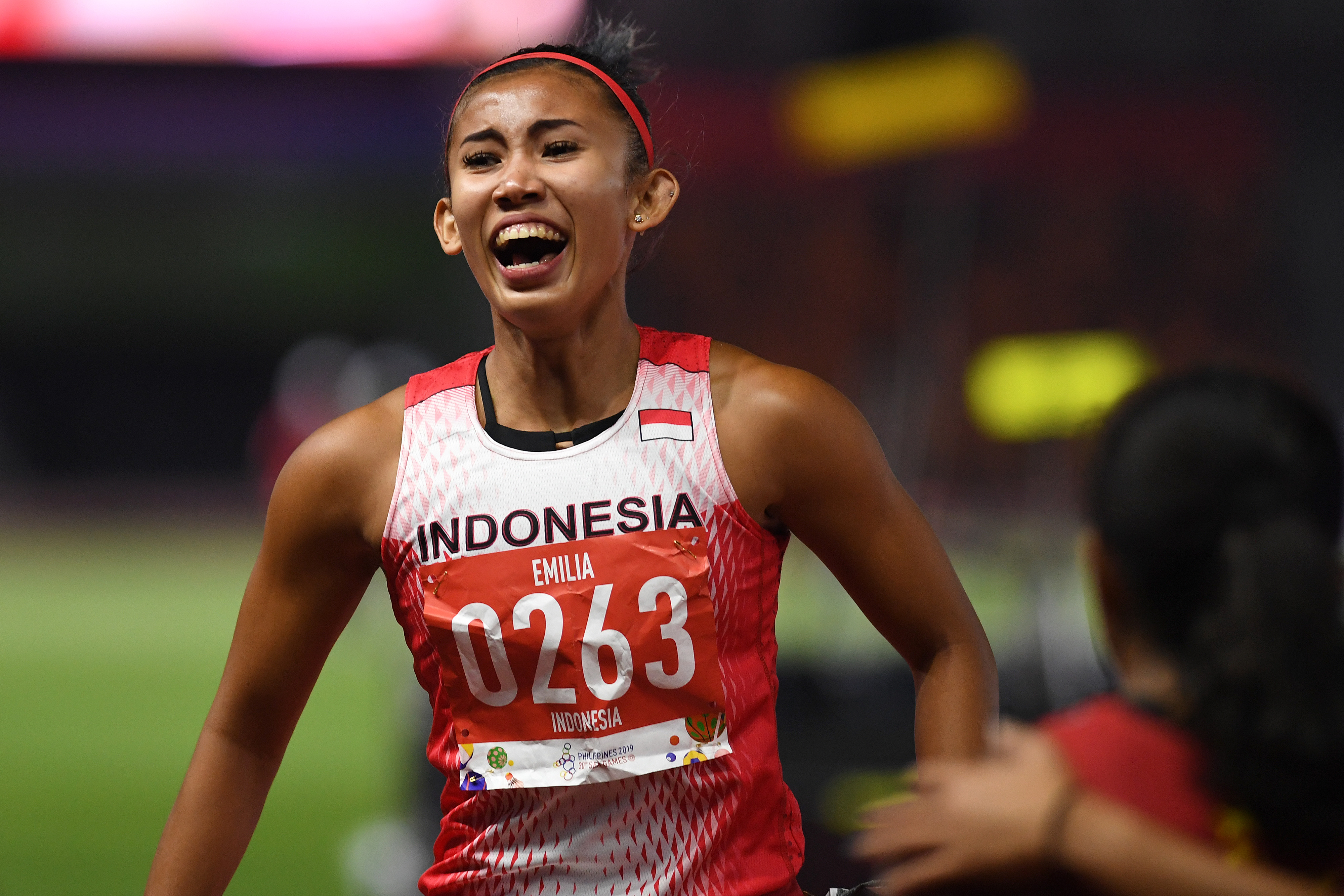 Pelari Indonesia Emilia Nova menjadi salah satu atlet peny8umbang emas di SEA Games Manila