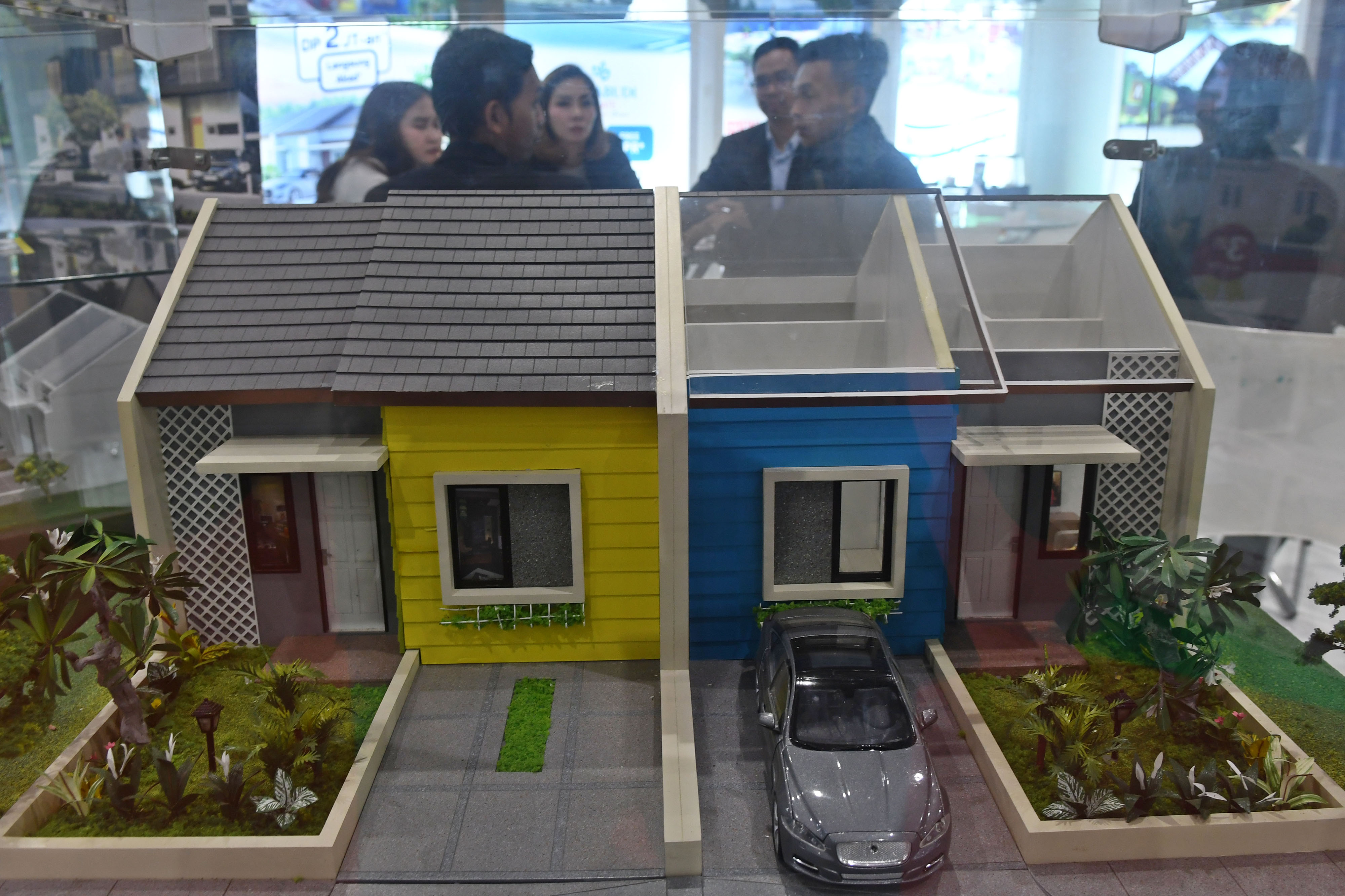 Petugas menjelaskan calon pembeli tentang salah satu perumahan yang ditawarkan dalam salah satu pameran properti di Jakarta