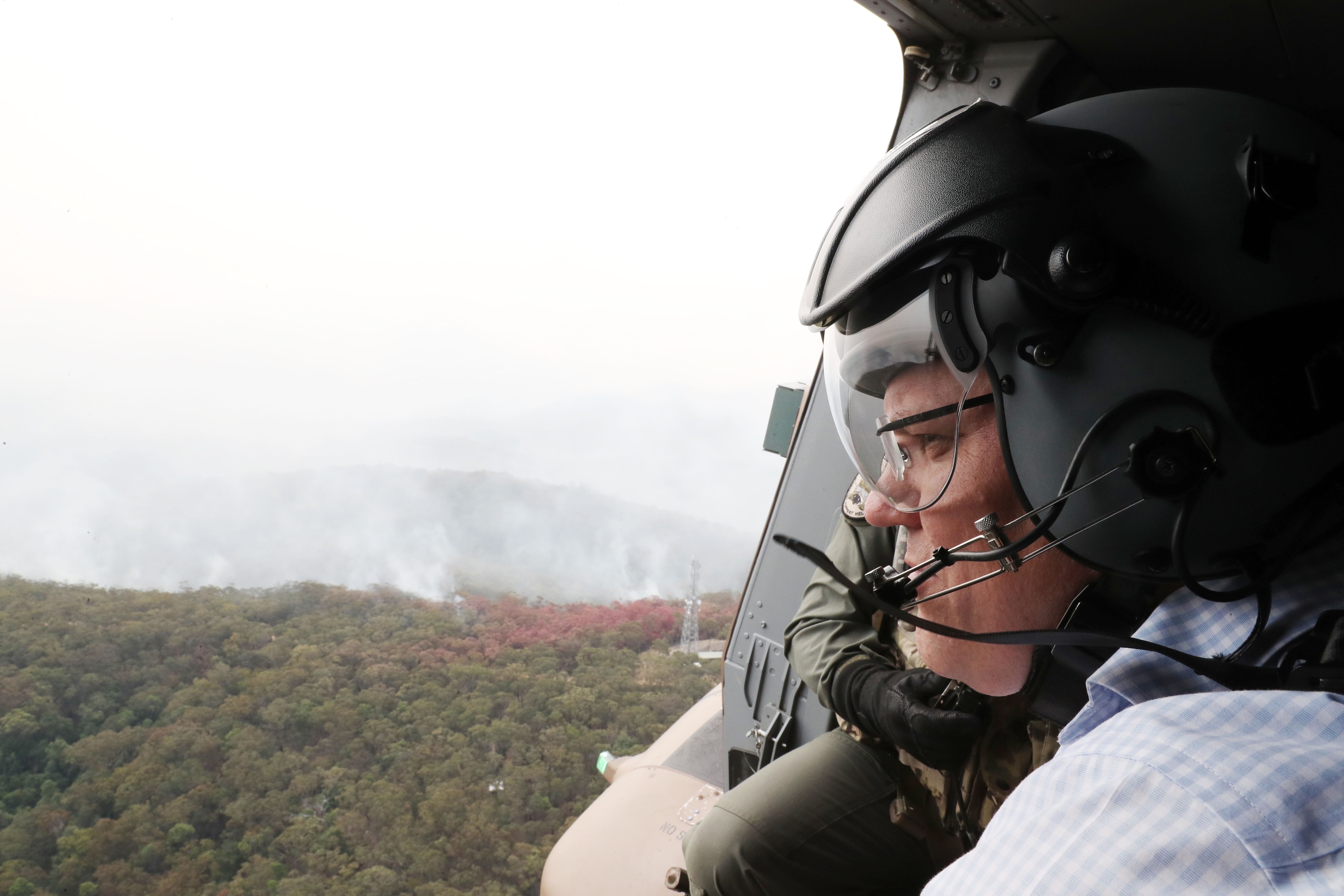 Perdana Menteri Australia Scott Morrison terbang di atas kebakaran hutan dengan helikopter Angkatan Pertahanan Australia di New South Wales.