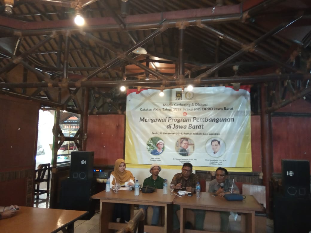 Ketua Fraksi PKS DPRD Jabar, Haru Suandaru, saat menyampaikan refleksi akhir tahun terhadap program Pemprov Jabar, Senin (23/12).