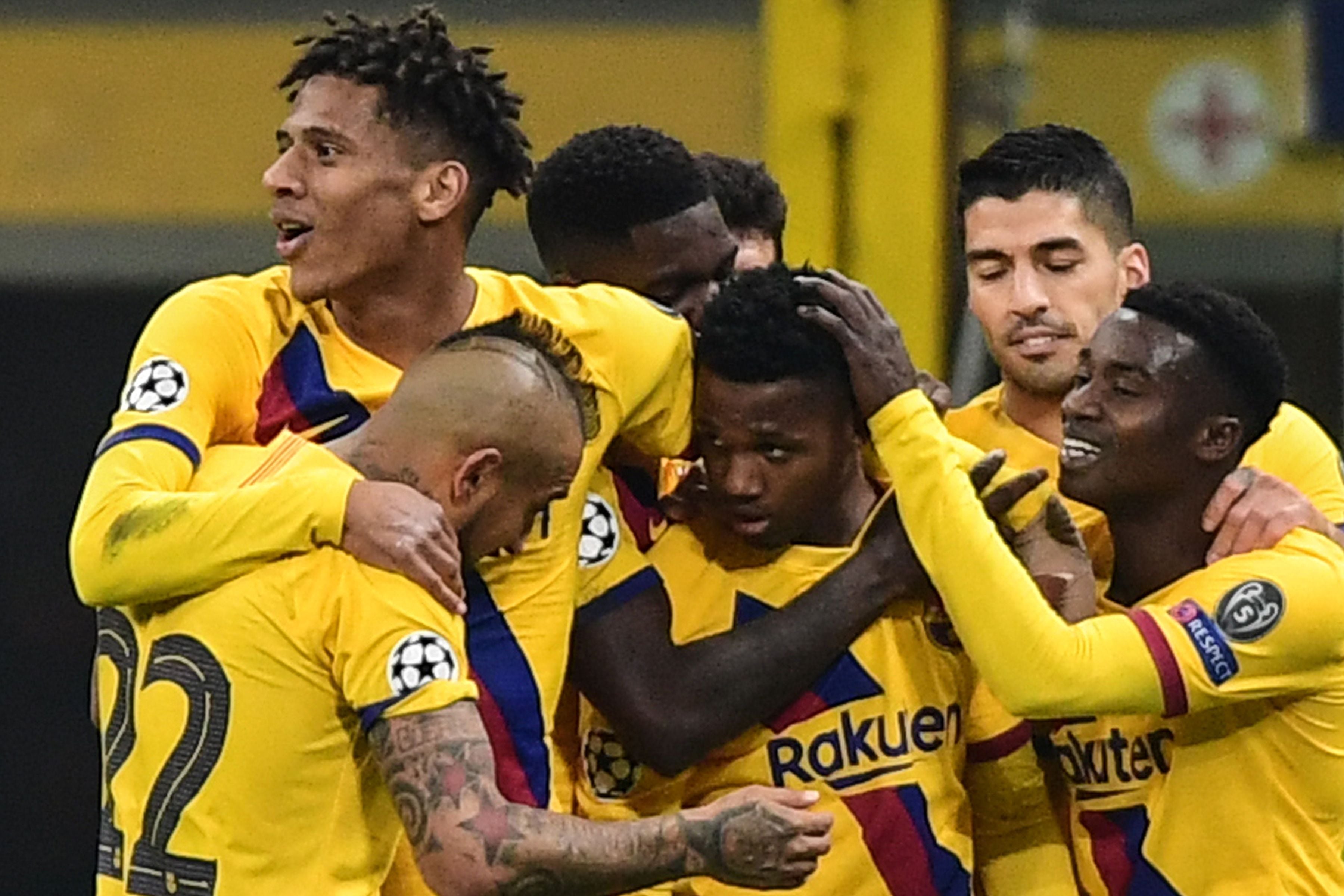 Ansu Fati (tengah) merayakan golnya ke gawang Inter Milan bersama pemain Barcelona lainnya dalam laga Liga Champions.