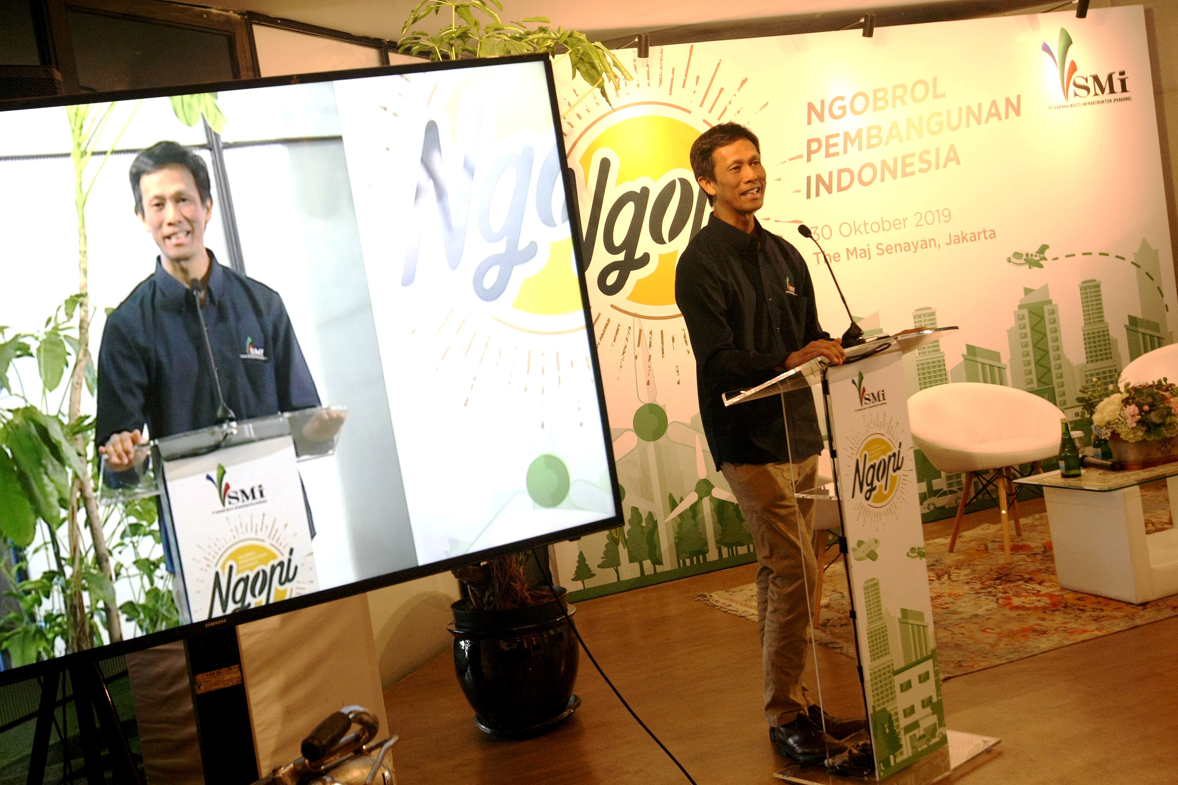 Dirut PT Sarana Multi Infrastruktur Edwin Syharuzad menyampaikan sambutan dalam diskusi ekonomi Ngobrol Pembangunan Indonesia (Ngopi).