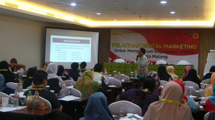 Pelatihan pemasaran digital tersebut diikuti oleh 50 pelaku UMKM dari 21 kelurahan di Kota Malang.    